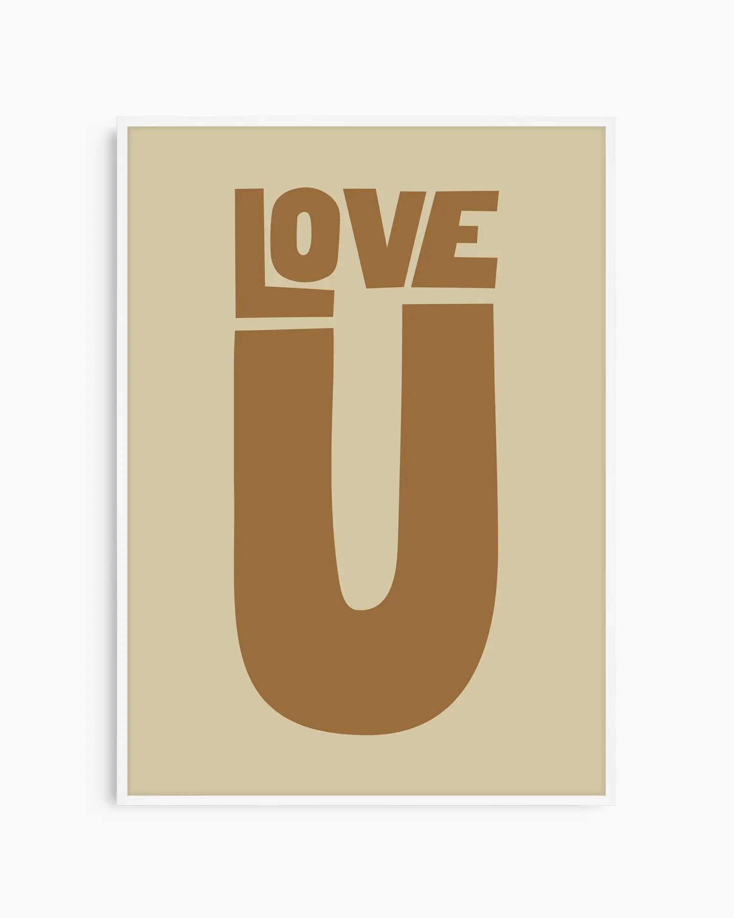 Barntavla med texten “LOVE U” i brun ton på beige bakgrund, inramad i vit träram. En enkel och kärleksfull väggdekoration som sprider värme.