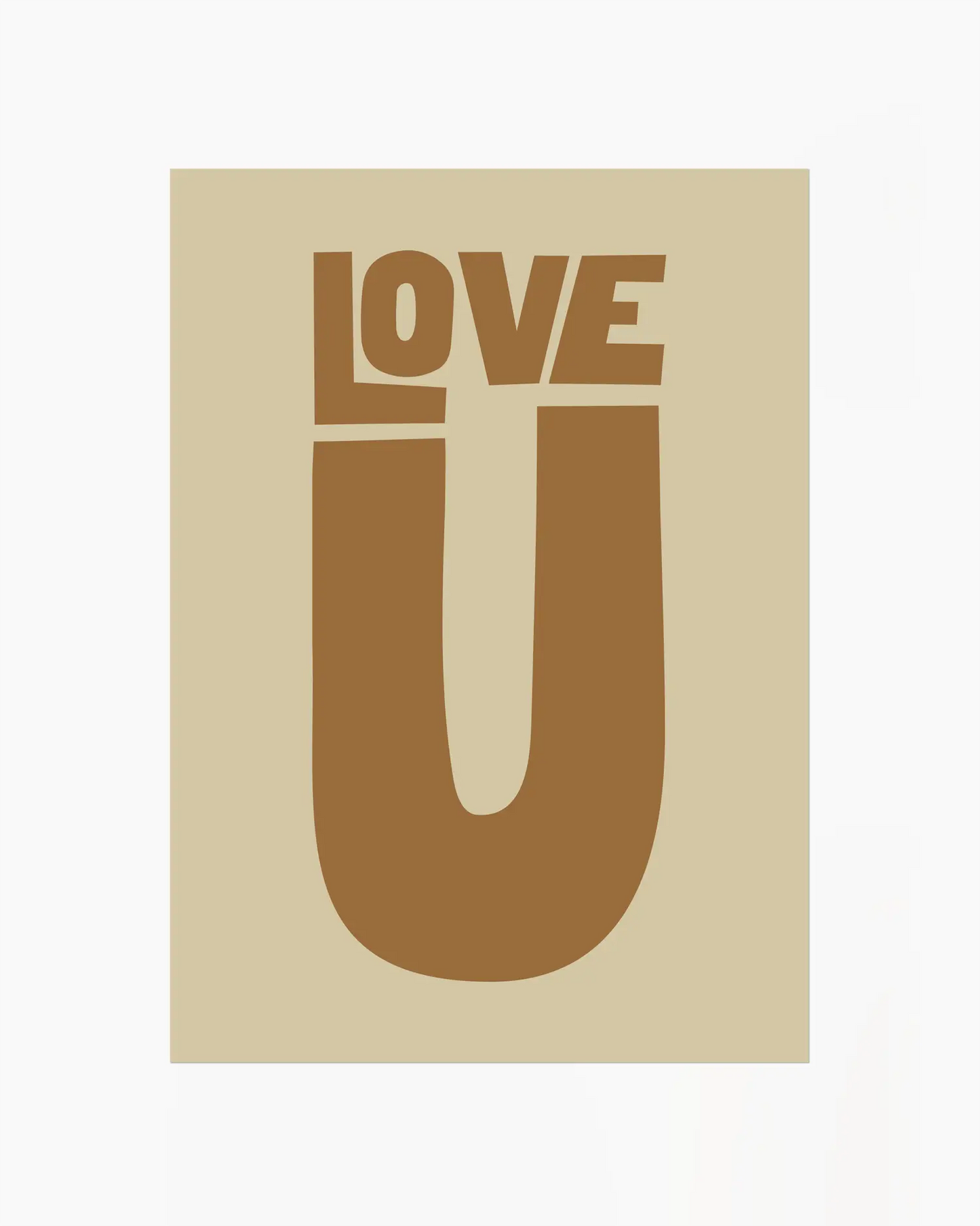 Barntavla med texten “LOVE U” i brun nyans på beige bakgrund. En enkel men kärleksfull design som sprider glädje.