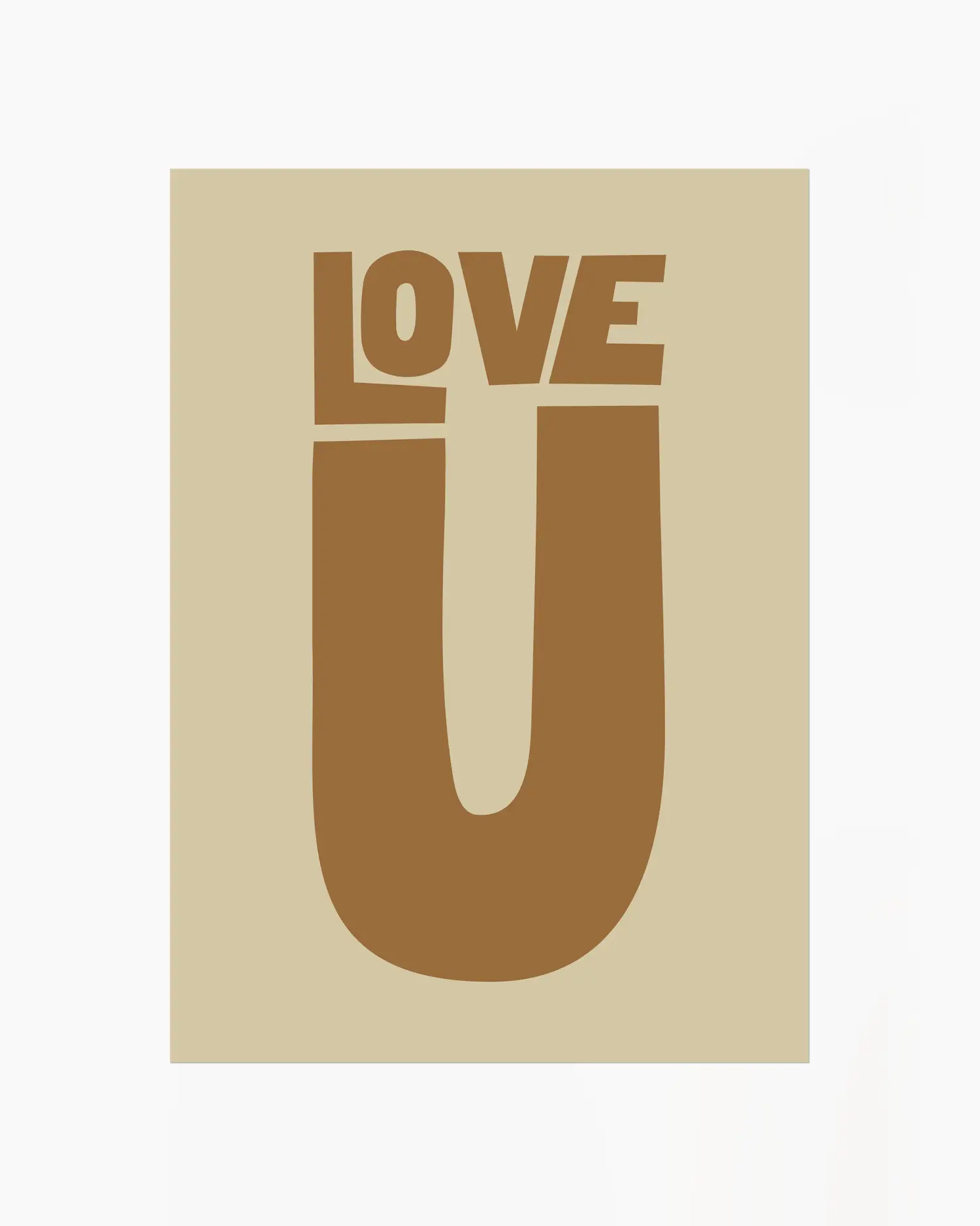 Barntavla med texten “LOVE U” i brun nyans på beige bakgrund. En enkel men kärleksfull design som sprider glädje.