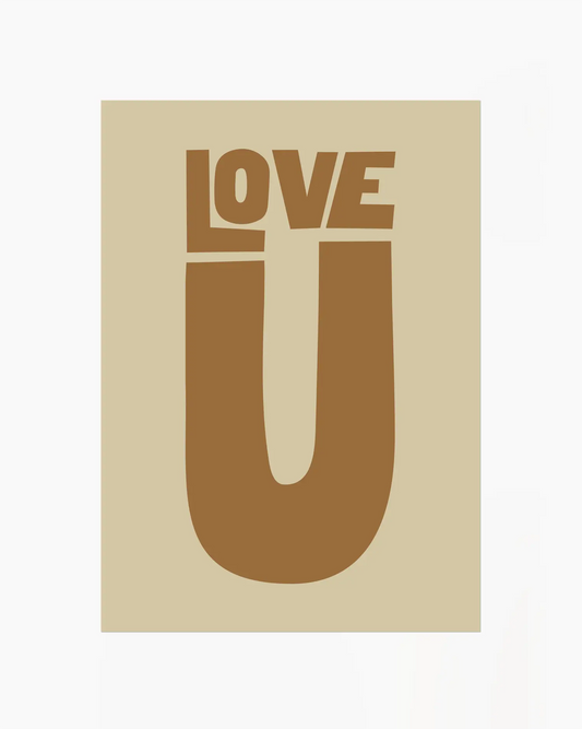 Barntavla med texten “LOVE U” i brun nyans på beige bakgrund. En enkel men kärleksfull design som sprider glädje.