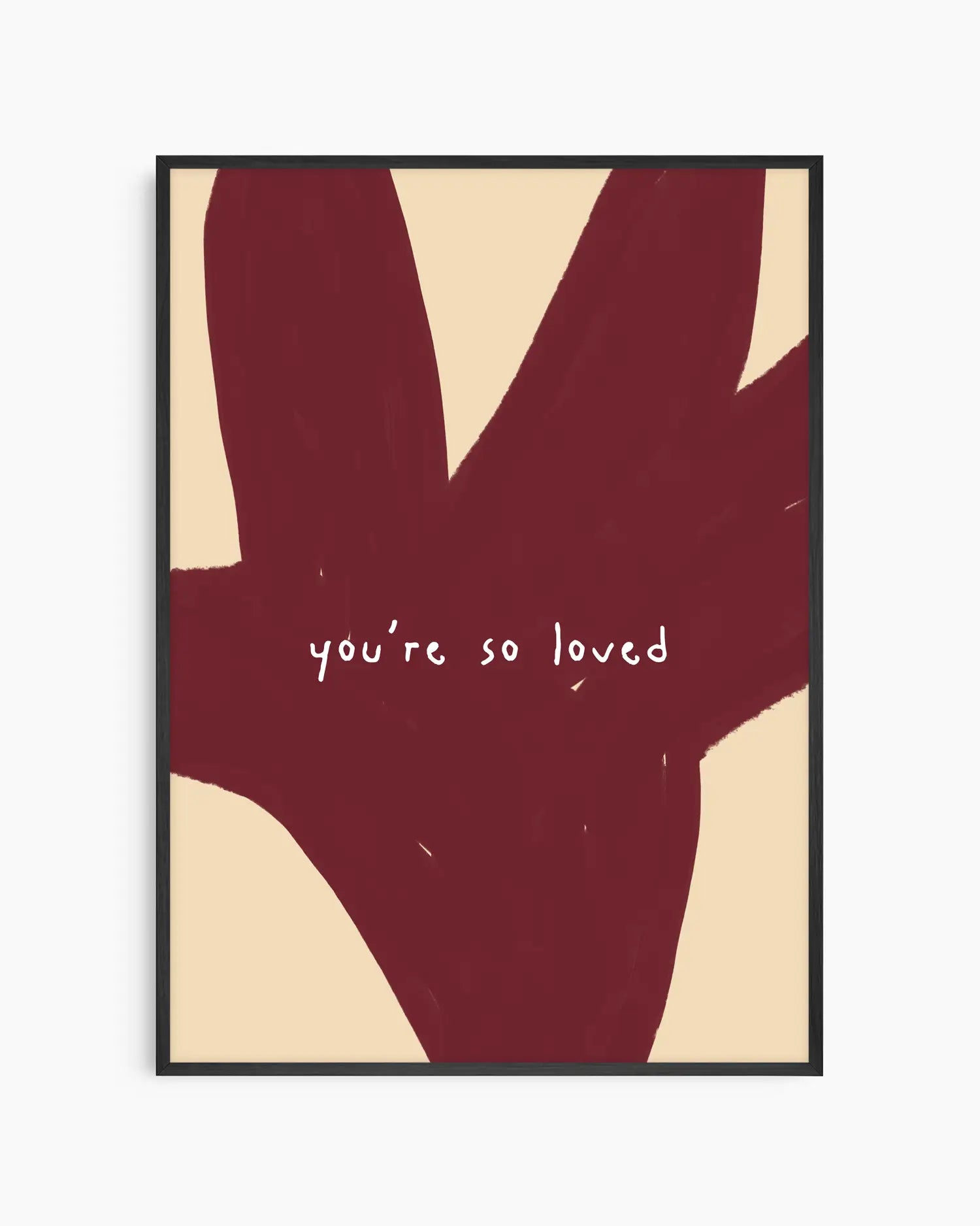 Barntavla med texten “you’re so loved” i vitt mot mörkröd abstrakt form på beige bakgrund, inramad i svart träram. En varm och kärleksfull väggdekoration för barnrummet.