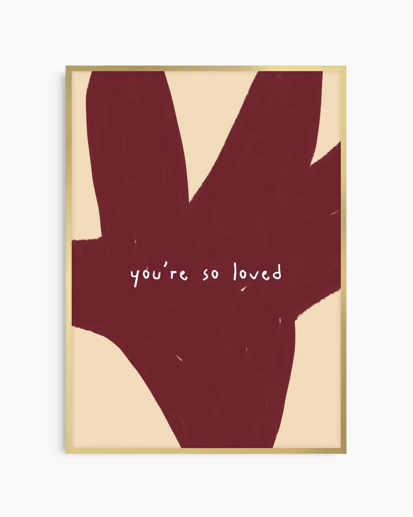 Barntavla med texten “you’re so loved” i vitt och mörkröd abstrakt bakgrund, inramad i guld aluminiumram. En stilfull och känslosam väggdekoration.
