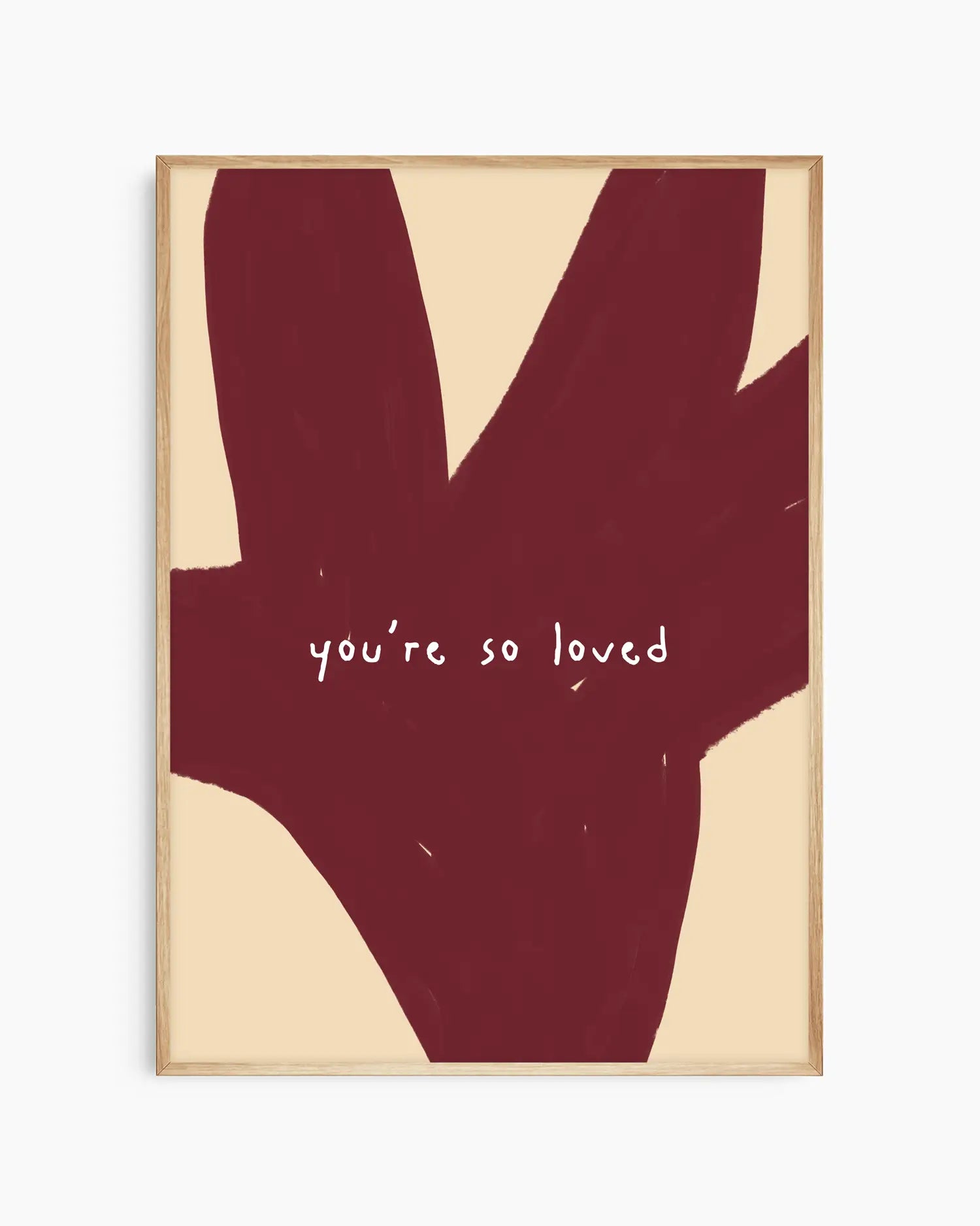 Barntavla med vit text “you’re so loved” på beige bakgrund med mörkröd form, inramad i ekram. En mjuk och kärleksfull väggdekoration för barnrummet.