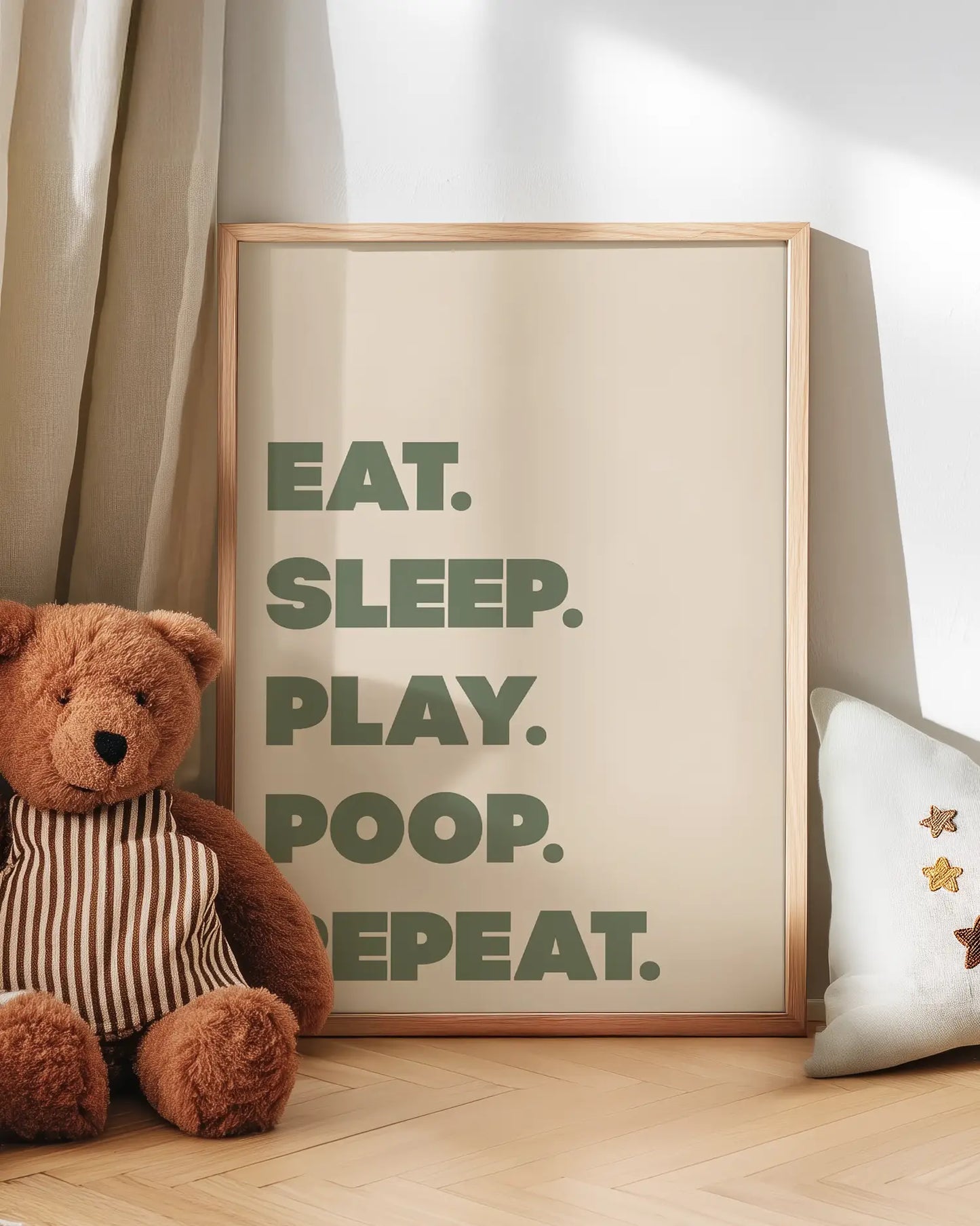 Barntavla med texten “EAT. SLEEP. PLAY. POOP. REPEAT.” lutad mot vägg bredvid nalle. En söt och rolig väggdekoration som passar perfekt i barnrummet.