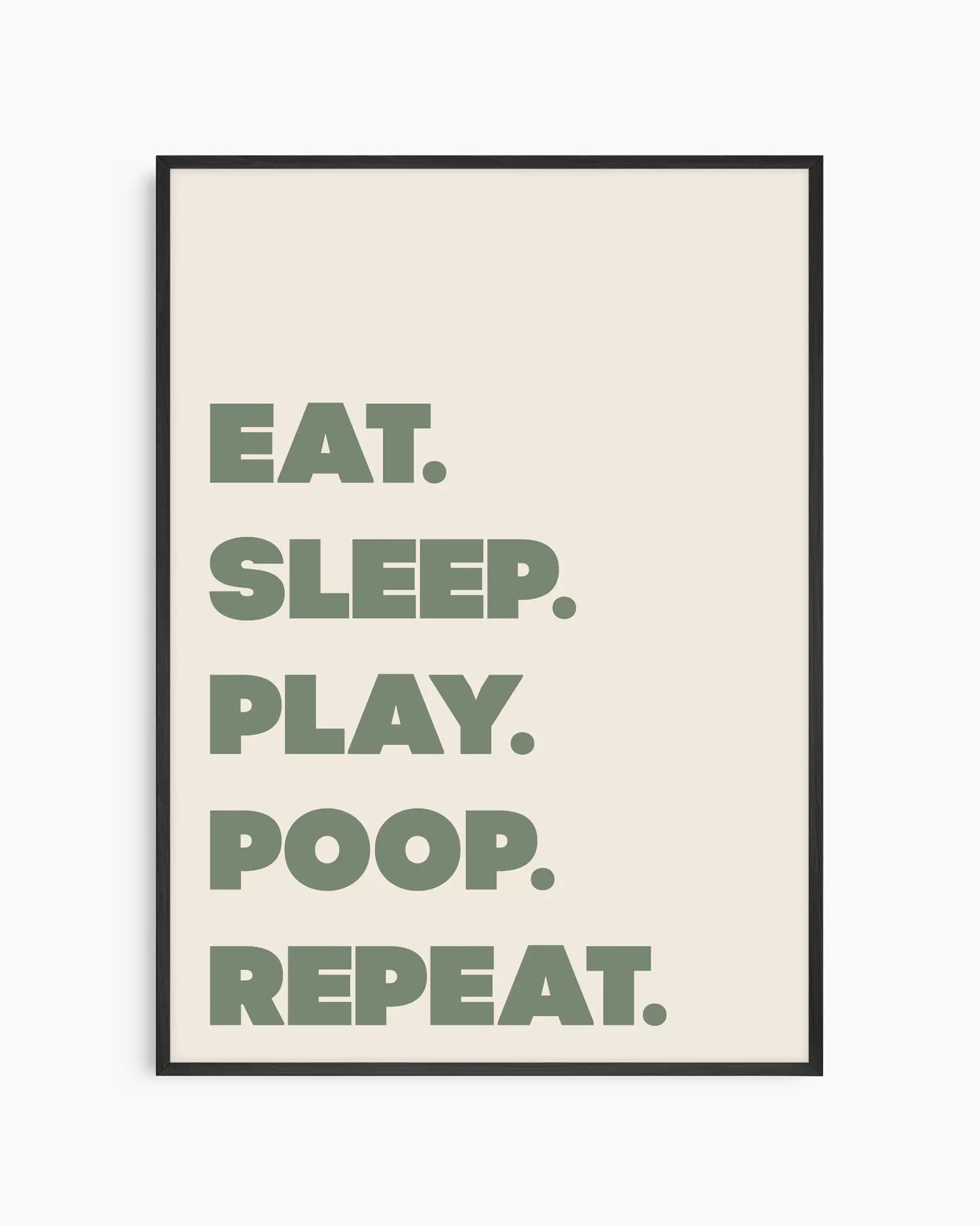 Barntavla med texten “EAT. SLEEP. PLAY. POOP. REPEAT.” i grön nyans på ljus bakgrund, inramad i svart träram. En humoristisk och stilren väggdekoration för barnrummet.