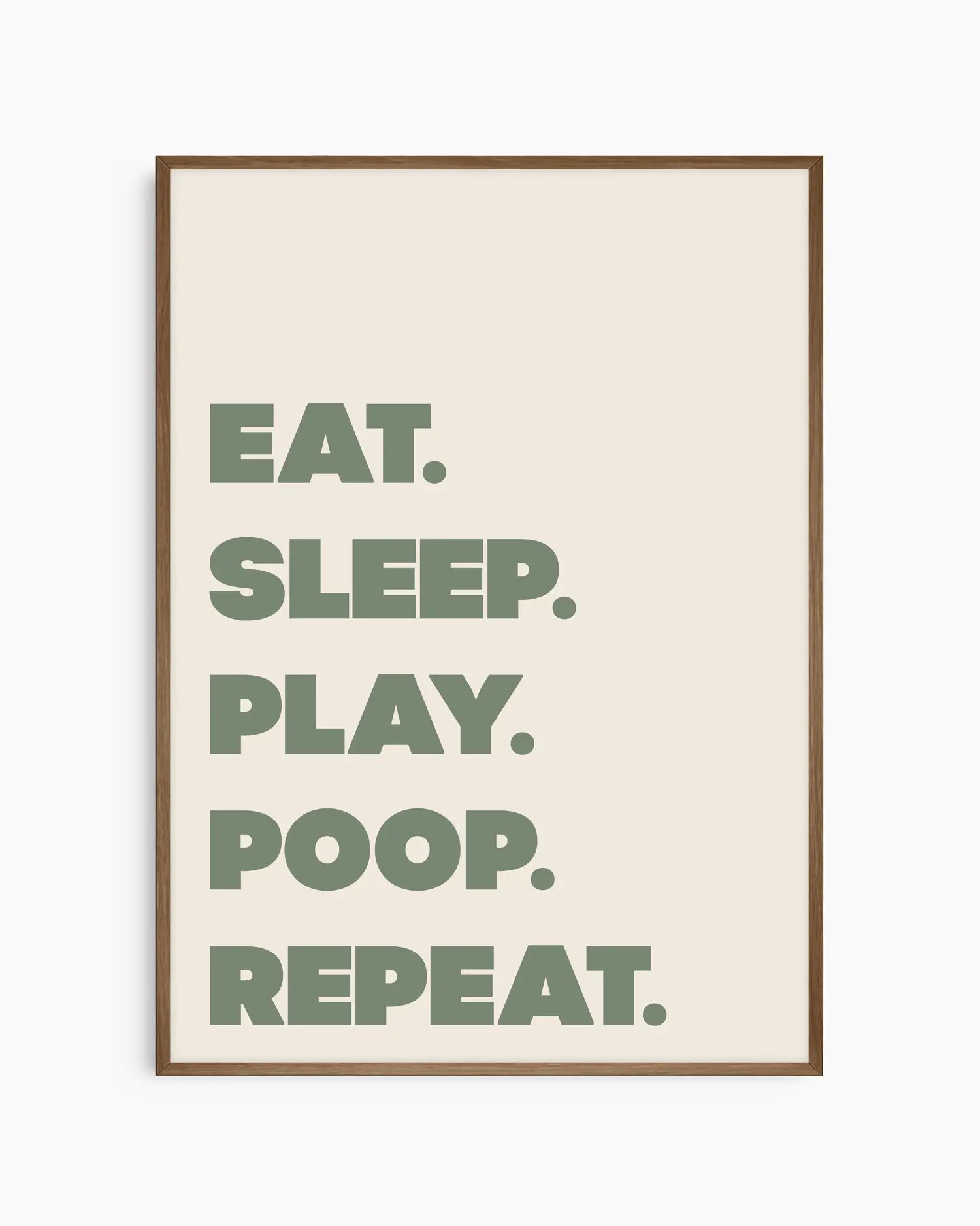 Barntavla med grön text “EAT. SLEEP. PLAY. POOP. REPEAT.” på ljus bakgrund, inramad i träram i mörk ek. En rolig och modern väggdekoration för de små.