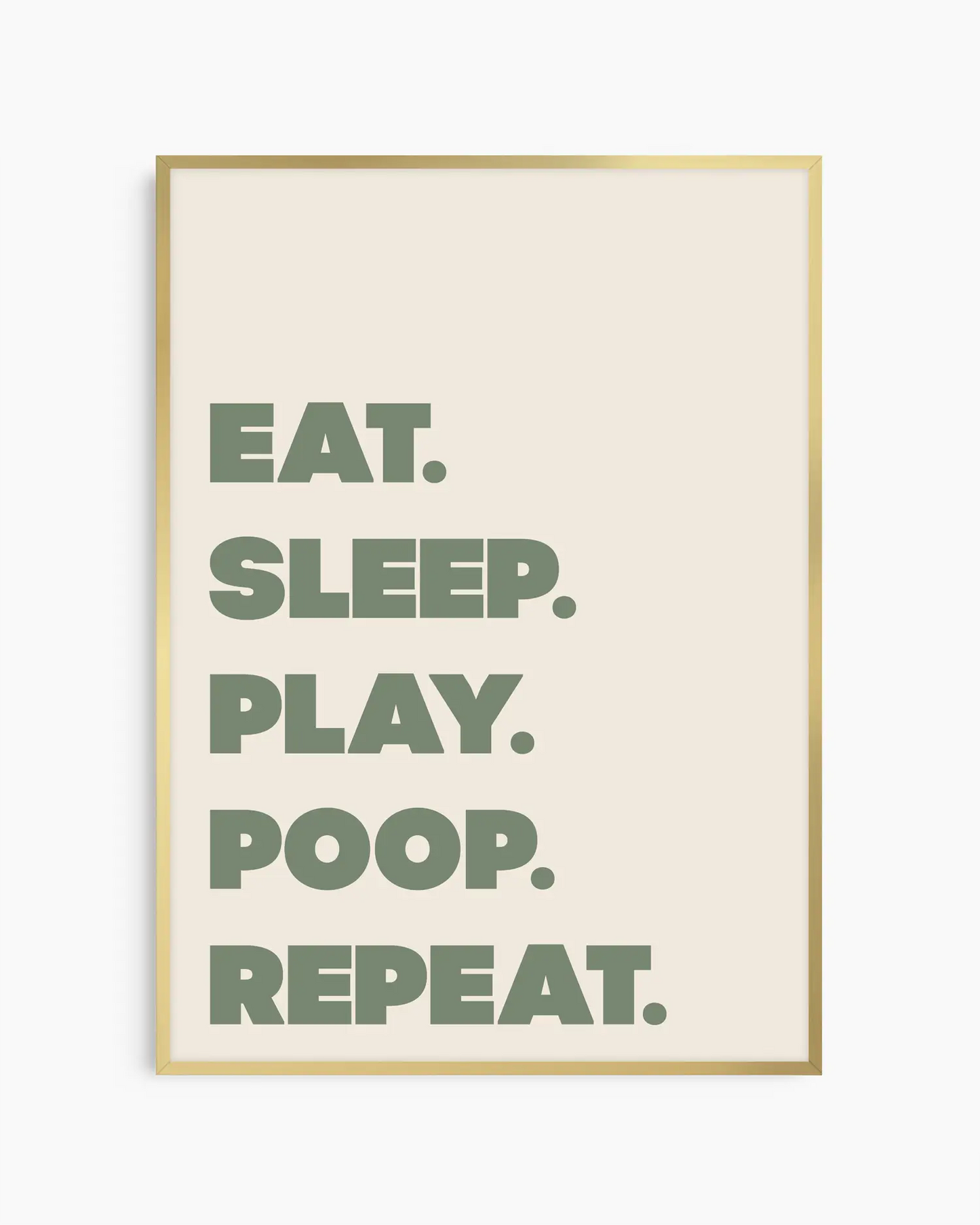 Barntavla med texten “EAT. SLEEP. PLAY. POOP. REPEAT.” i grön ton på beige bakgrund, inramad i guld aluminiumram. En lekfull och trendig väggdekoration.