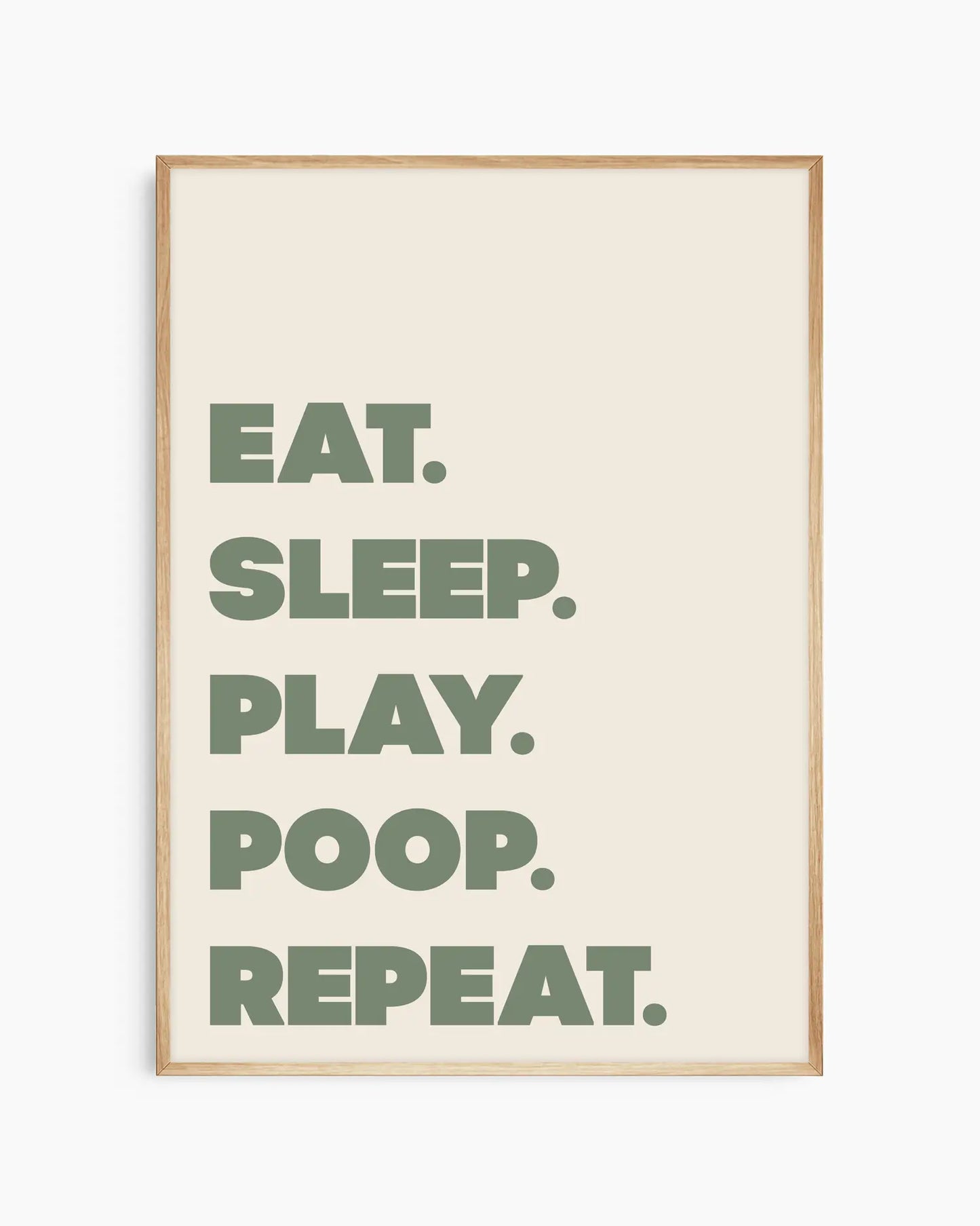 Barntavla med grön text på ljus bakgrund med orden “EAT. SLEEP. PLAY. POOP. REPEAT.”, inramad i ekram. En charmig och skämtsam väggdekoration som passar barnrummet perfekt.
