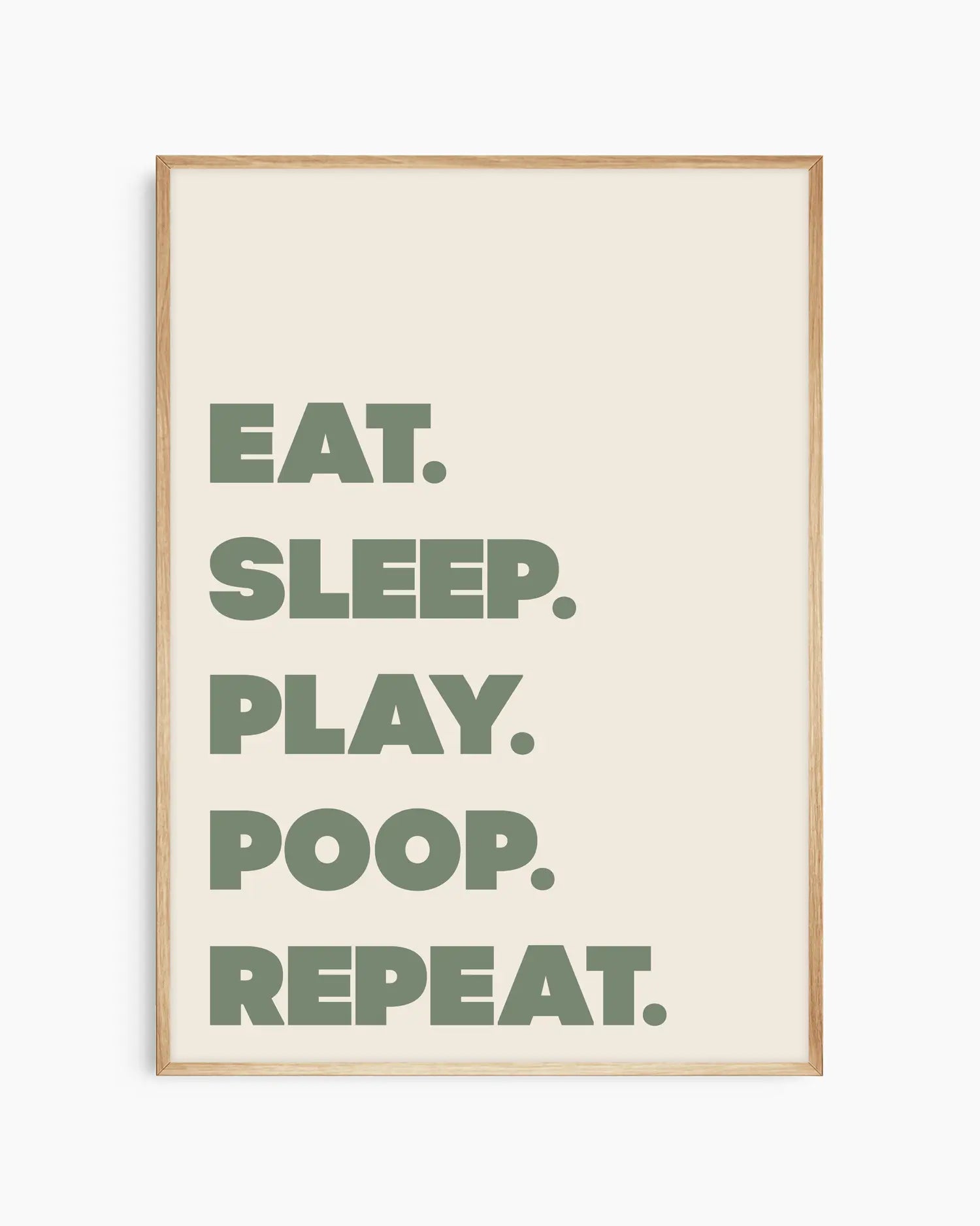 Barntavla med grön text på ljus bakgrund med orden “EAT. SLEEP. PLAY. POOP. REPEAT.”, inramad i ekram. En charmig och skämtsam väggdekoration som passar barnrummet perfekt.