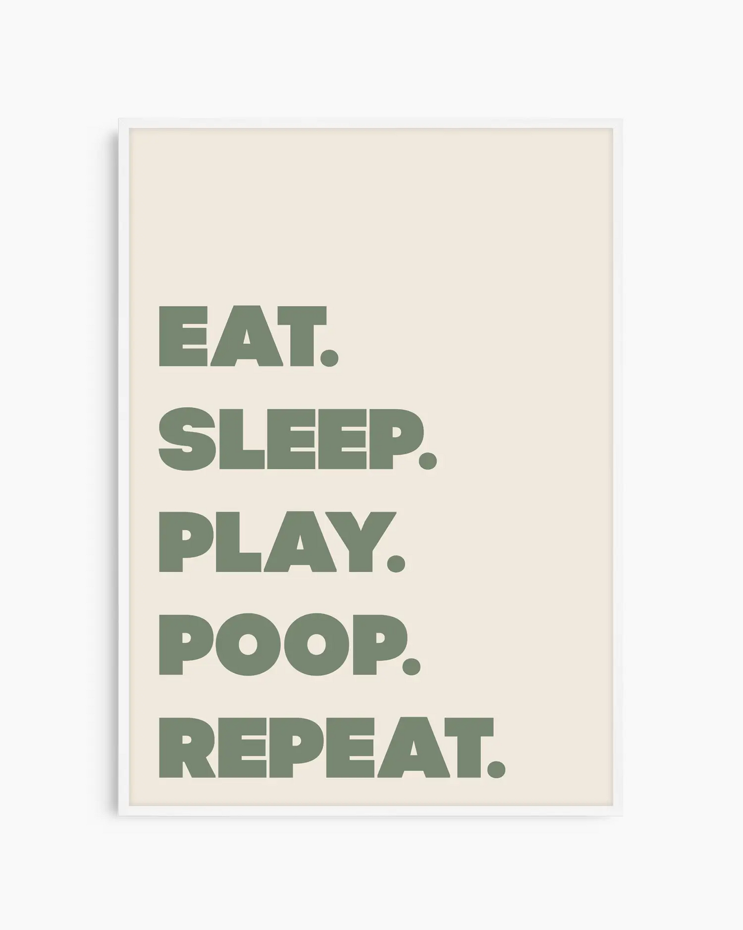 Barntavla med texten “EAT. SLEEP. PLAY. POOP. REPEAT.” i grönt på ljus bakgrund, inramad i vit träram. En rolig och stilren väggdekoration för barnrummet eller lekhörnan.
