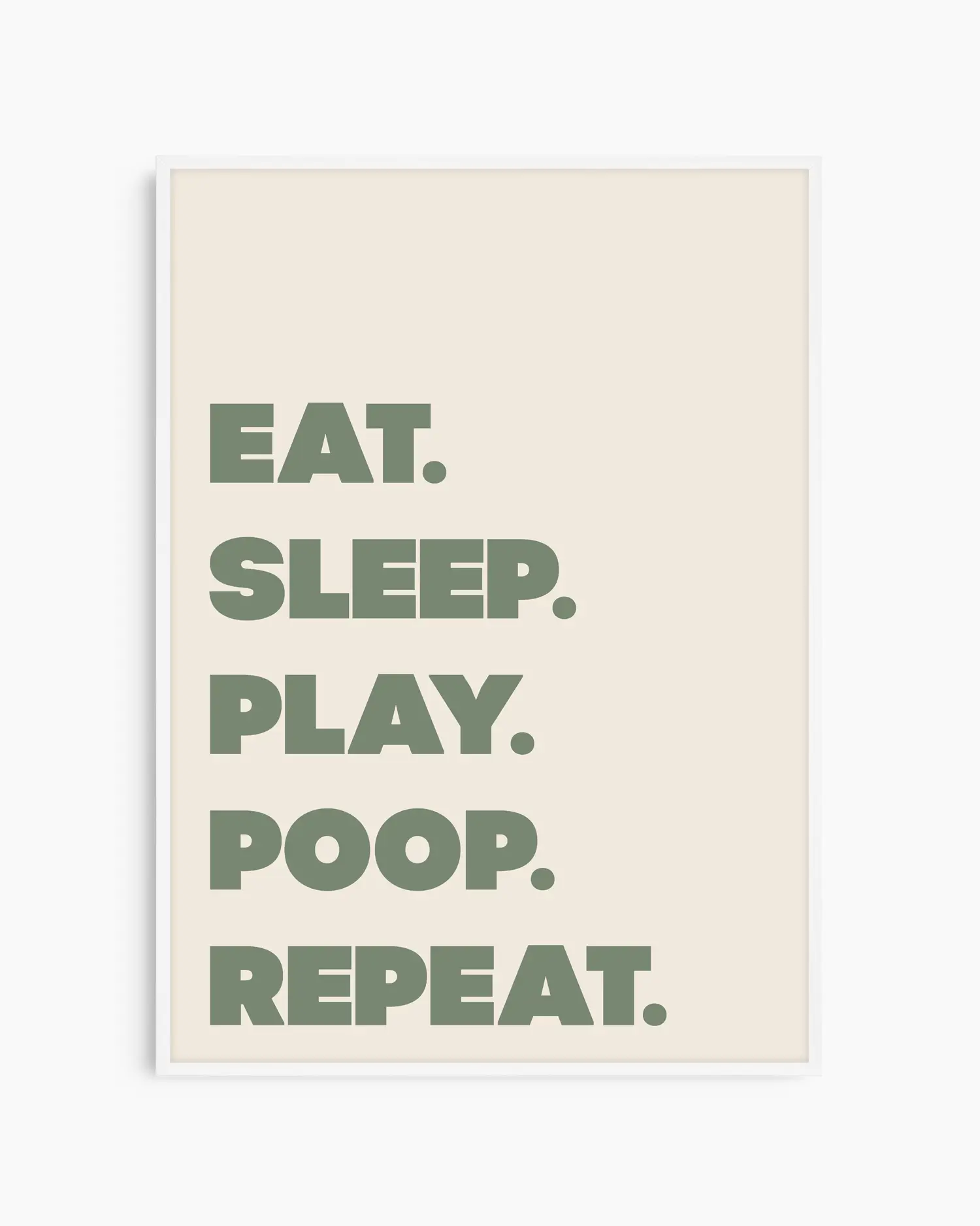 Barntavla med texten “EAT. SLEEP. PLAY. POOP. REPEAT.” i grönt på ljus bakgrund, inramad i vit träram. En rolig och stilren väggdekoration för barnrummet eller lekhörnan.