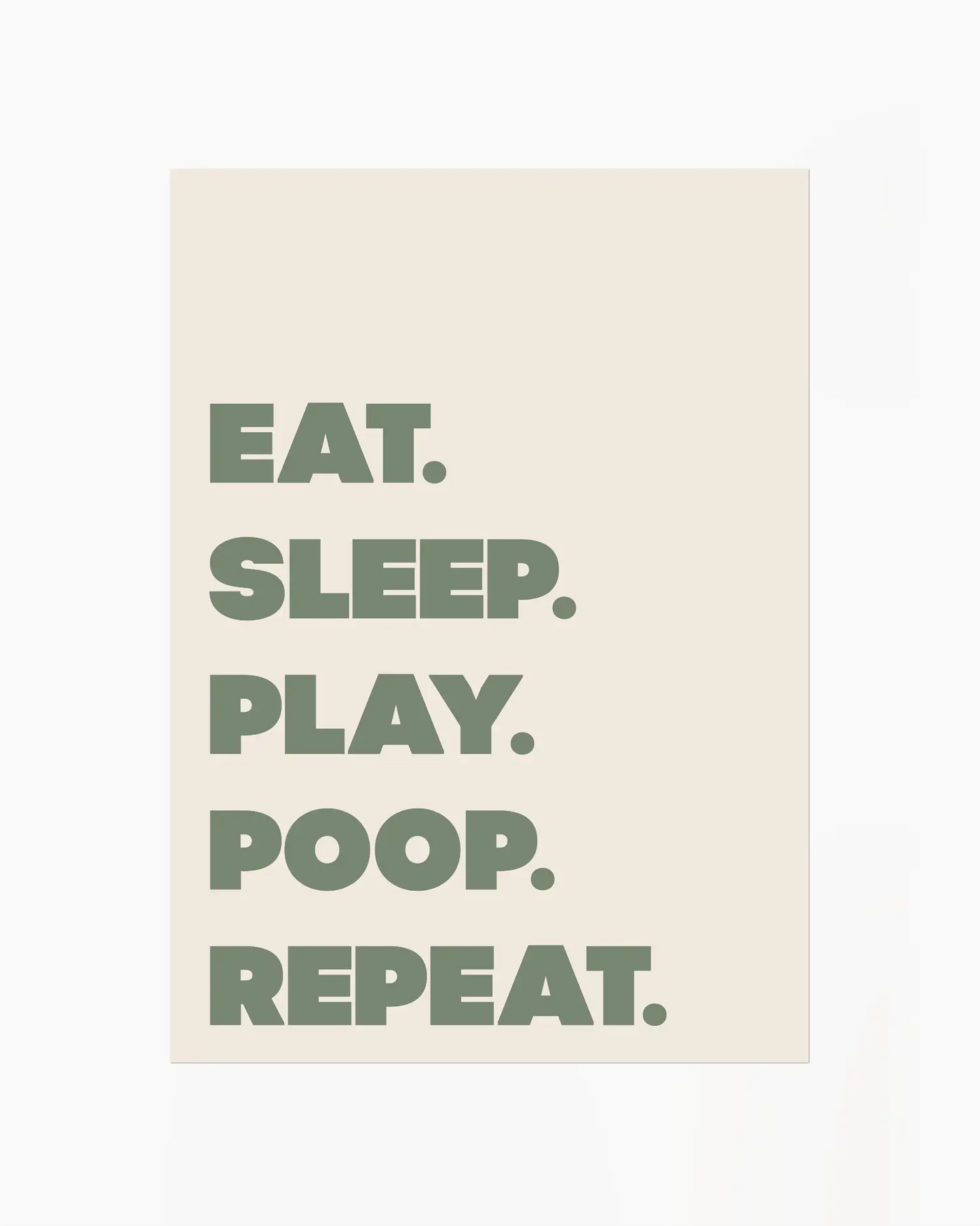 Barntavla med grön text “EAT. SLEEP. PLAY. POOP. REPEAT.” på ljus bakgrund. En rolig och grafisk design som fångar småbarnslivets rytm.