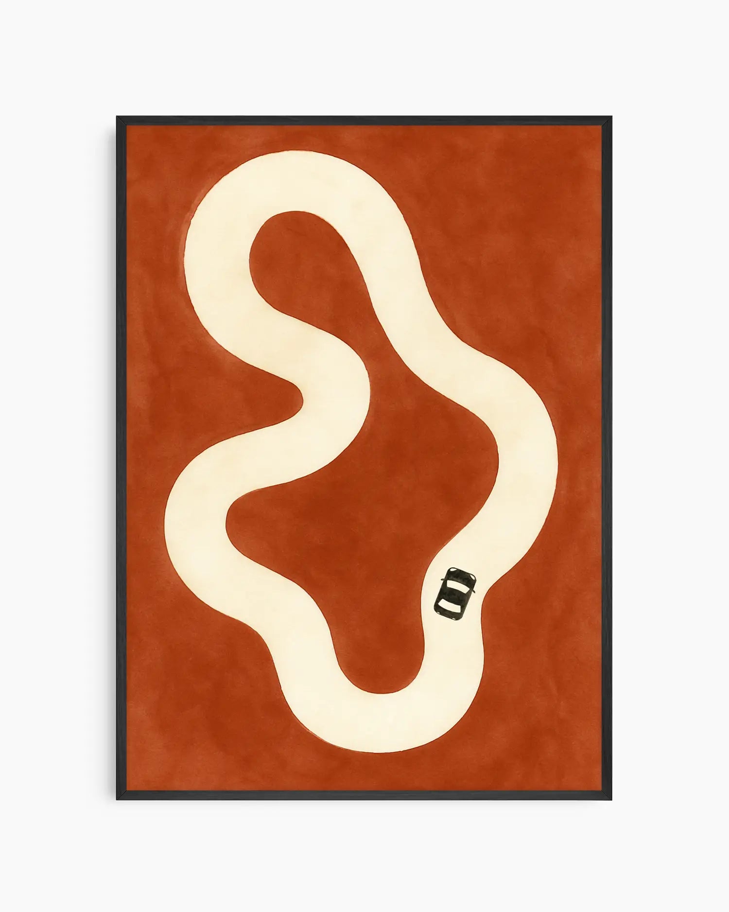 Barntavla med illustration av svart bil som kör på slingrande väg mot brun bakgrund, inramad i svart träram. En lekfull och grafisk väggdekoration för barnrummet.