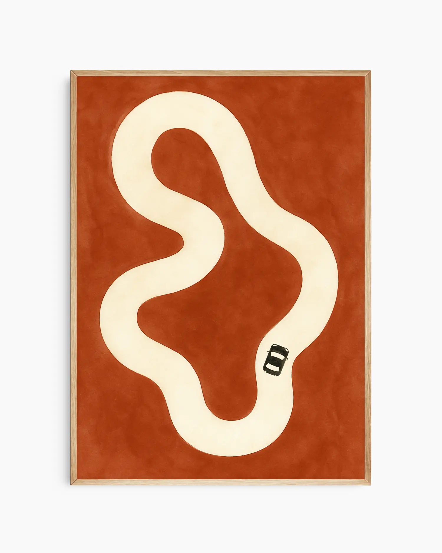 Barntavla med illustration av slingrande vit väg och svart bil på brun bakgrund, inramad i ekram. En rolig och stilren väggdekoration som passar barnrummet perfekt.