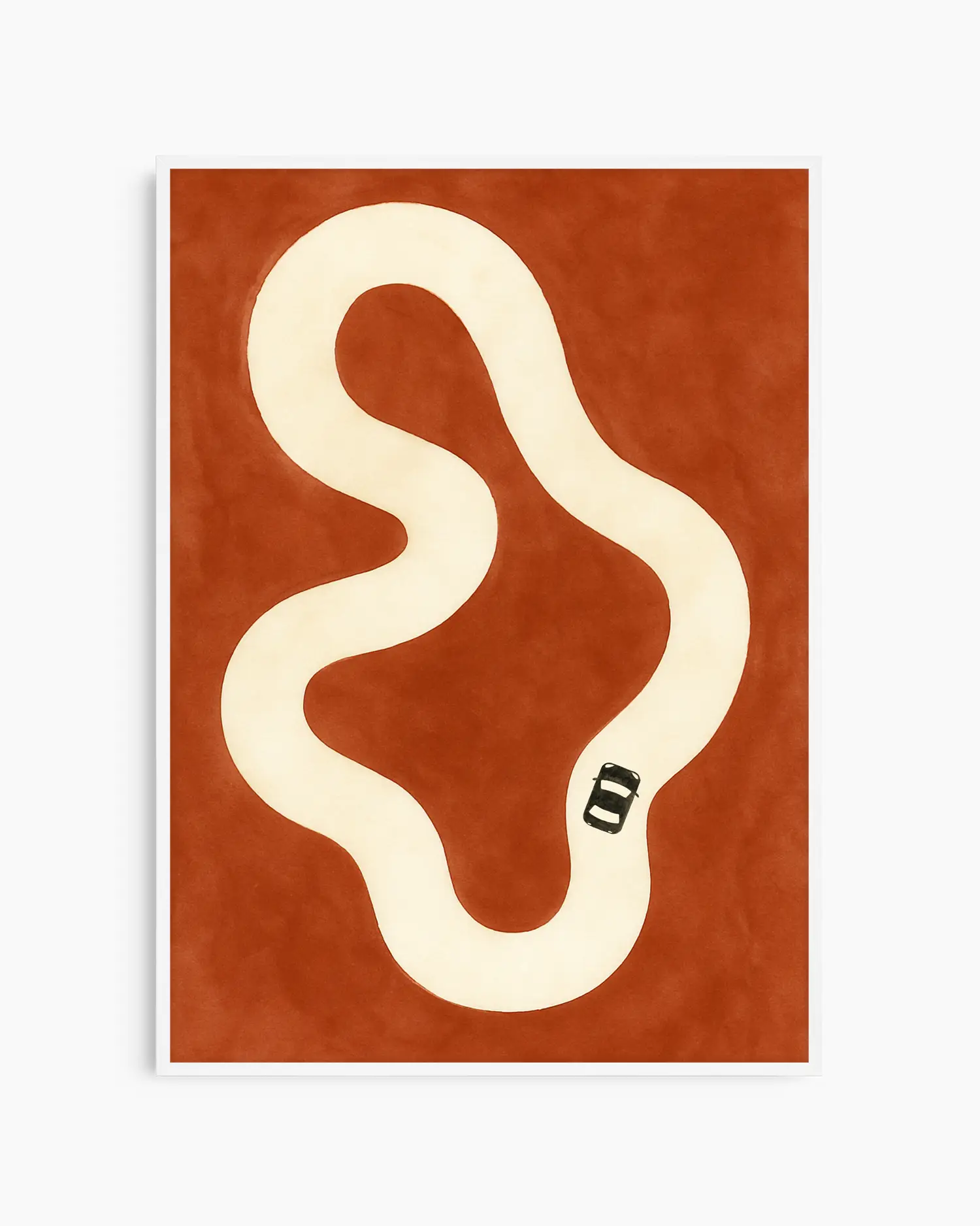 Barntavla med svart bil på vit väg mot brun bakgrund, inramad i vit träram. En grafisk och lekfull väggdekoration för bilintresserade barn.