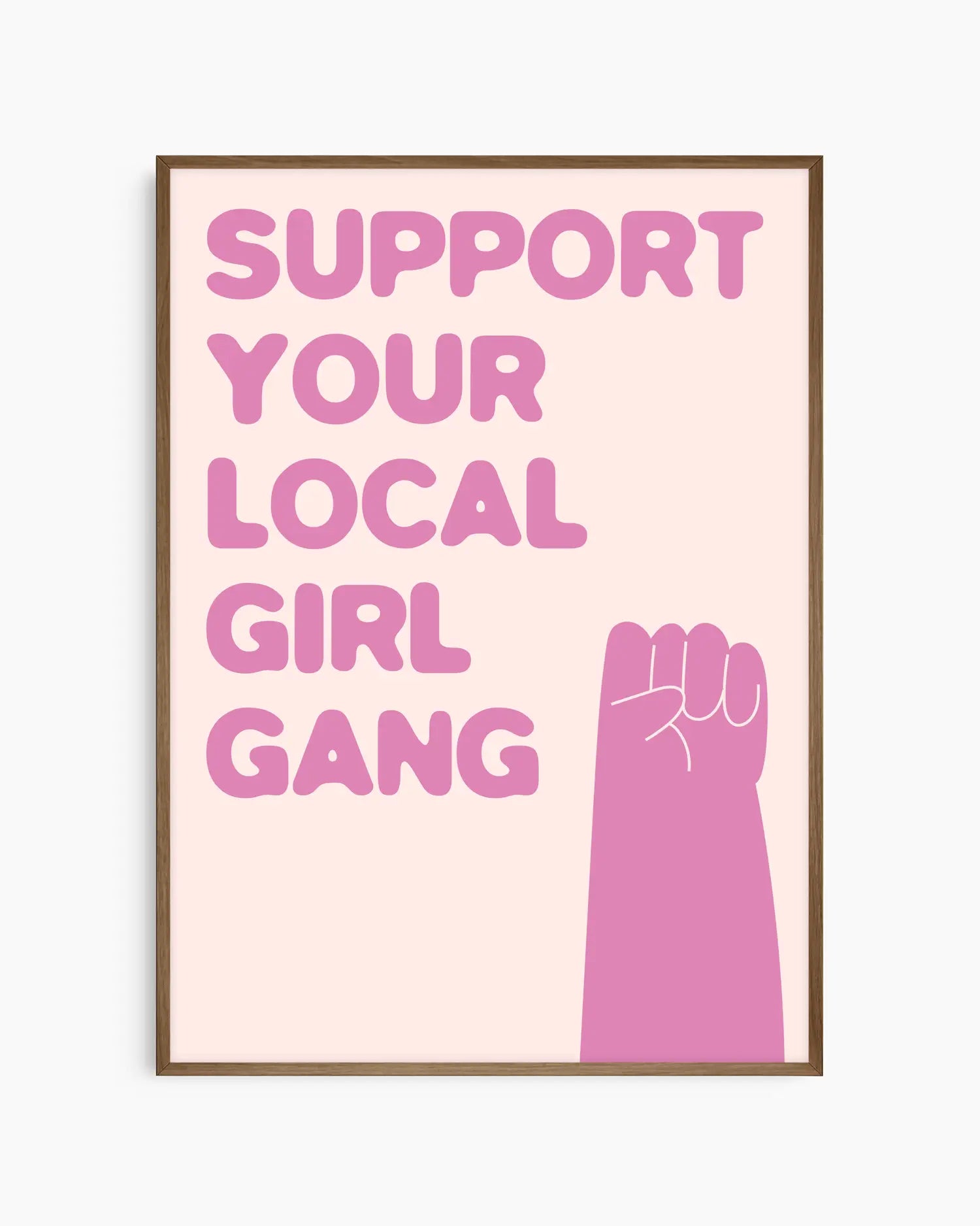 Barntavla med ljusrosa bakgrund och rosa text “Support your local girl gang” samt illustration av uppsträckt hand, inramad i träram i mörk ek. En kraftfull och inspirerande väggdekoration.