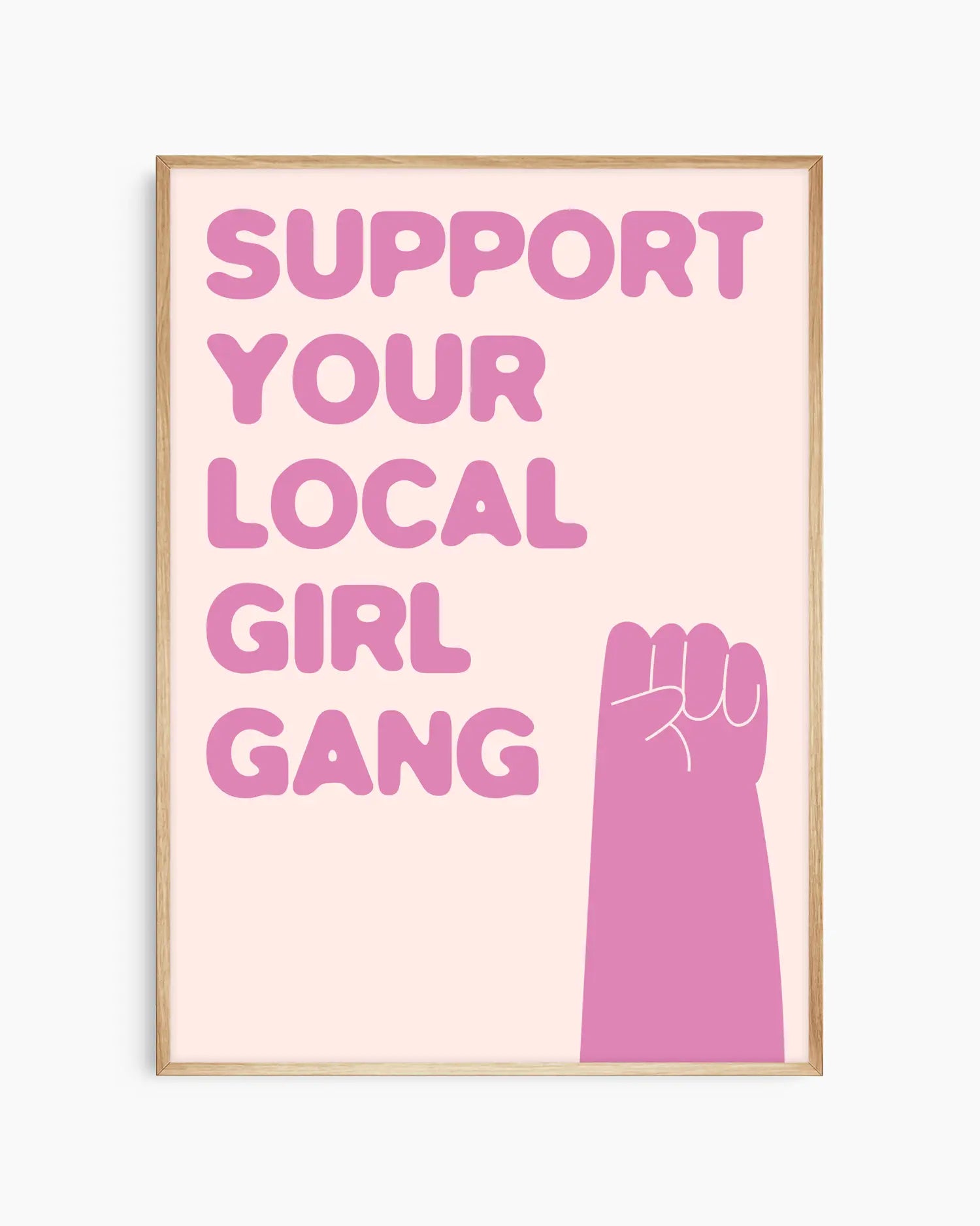Barntavla med texten “Support your local girl gang” i rosa på ljusrosa bakgrund, inramad i ekram. En varm och inspirerande väggdekoration som hyllar gemenskap.