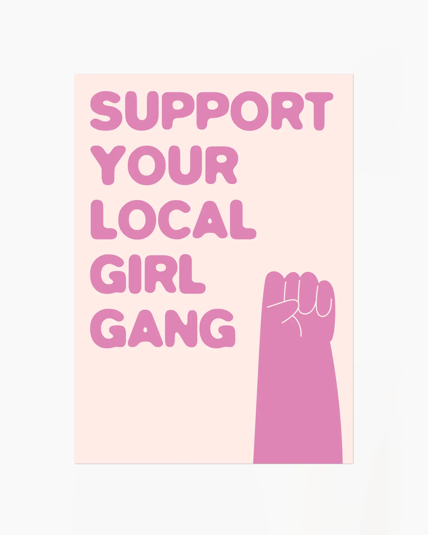Barntavla med rosa text “Support your local girl gang” och illustration av knuten hand på ljusrosa bakgrund. En peppande och kraftfull design som hyllar gemenskap.