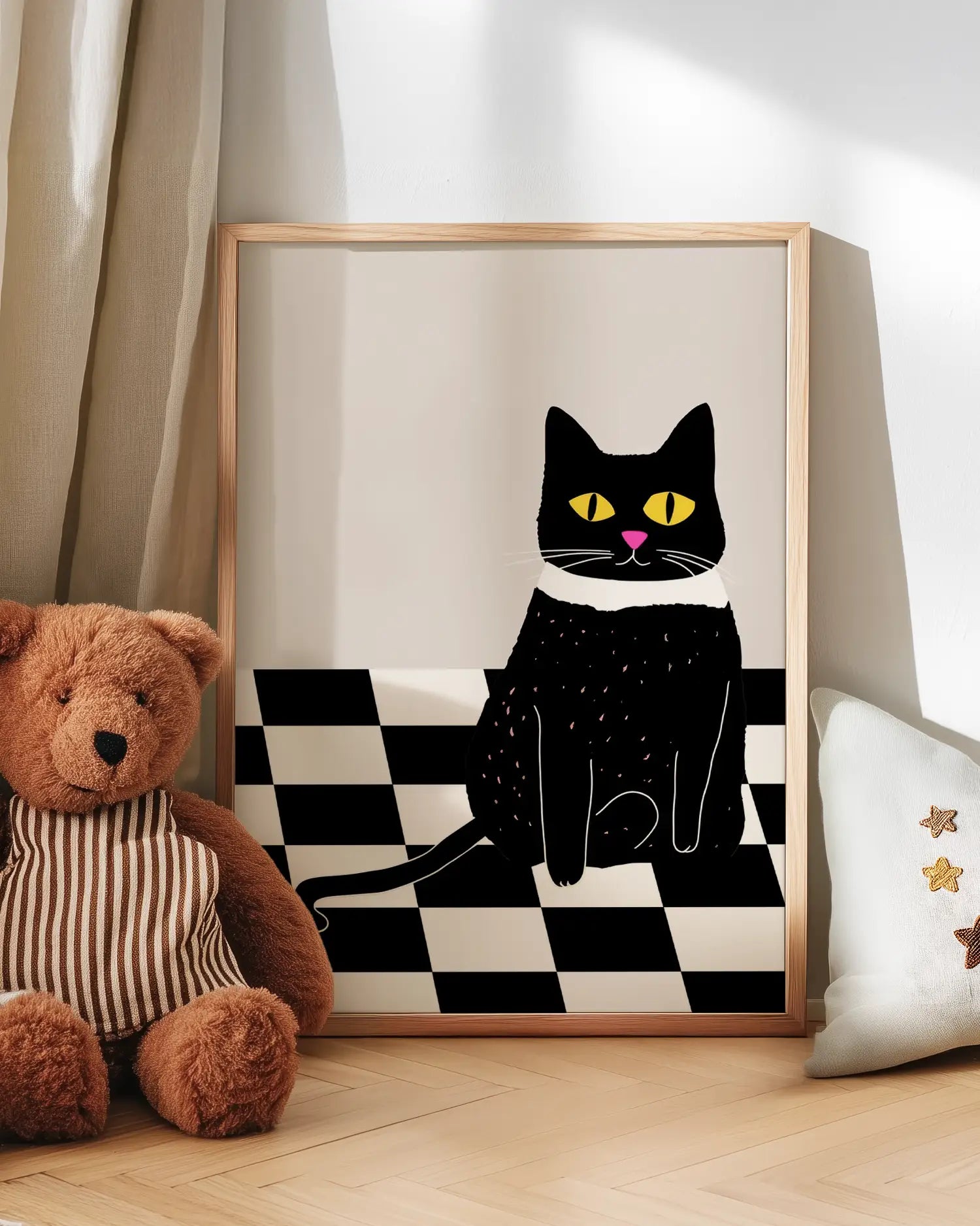 Barntavla med svart katt med vita detaljer på rutigt golv lutad mot vägg bredvid nalle. En söt och grafisk väggdekoration med karaktär.