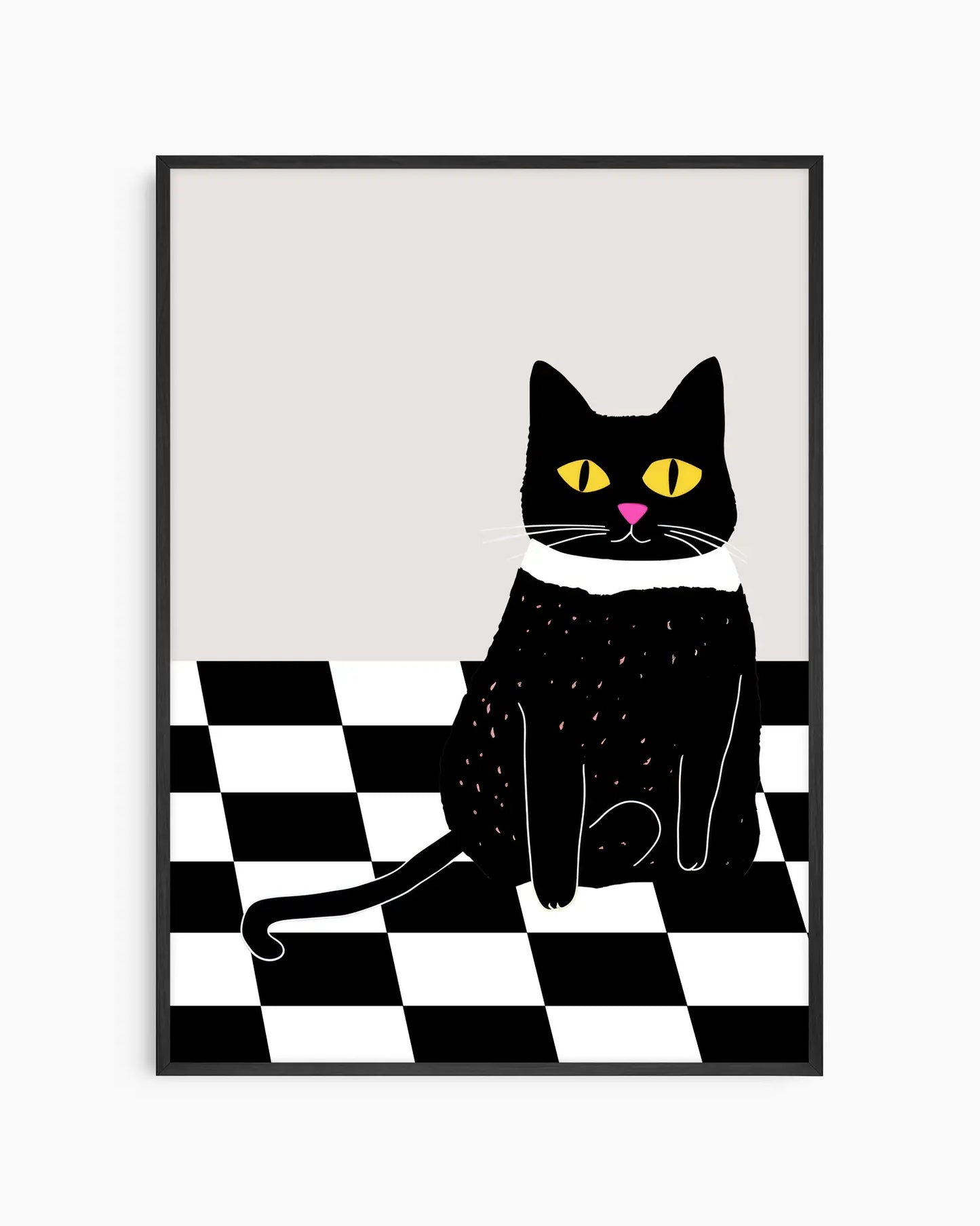 Barntavla med illustration av svart katt med gula ögon och vit krage sittande på schackrutigt golv, inramad i svart träram. En charmig och grafisk väggdekoration.