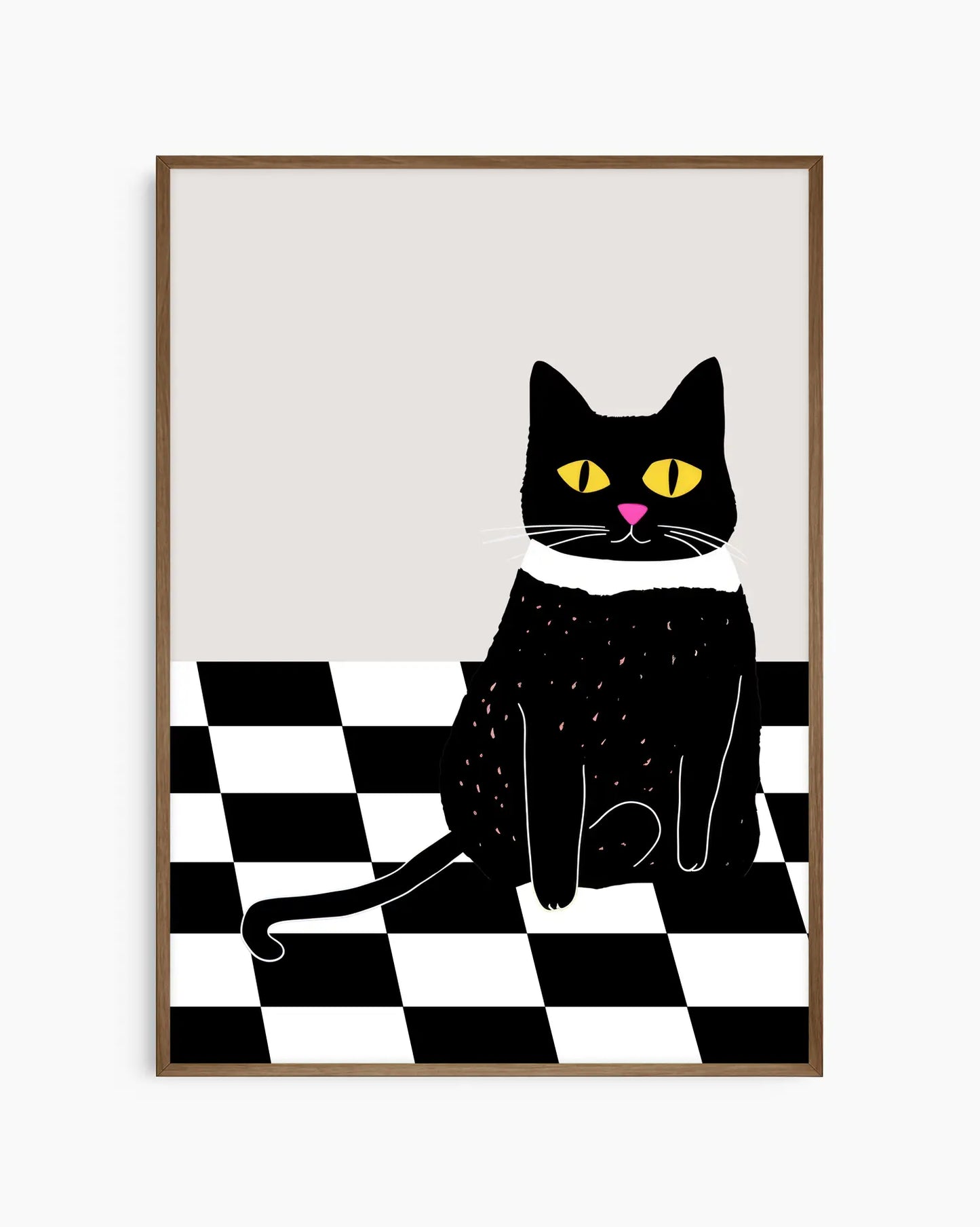 Barntavla med svart katt med gula ögon på svartvitt rutigt golv, inramad i träram i mörk ek. En stilfull och lekfull väggdekoration som passar i barnrummet.