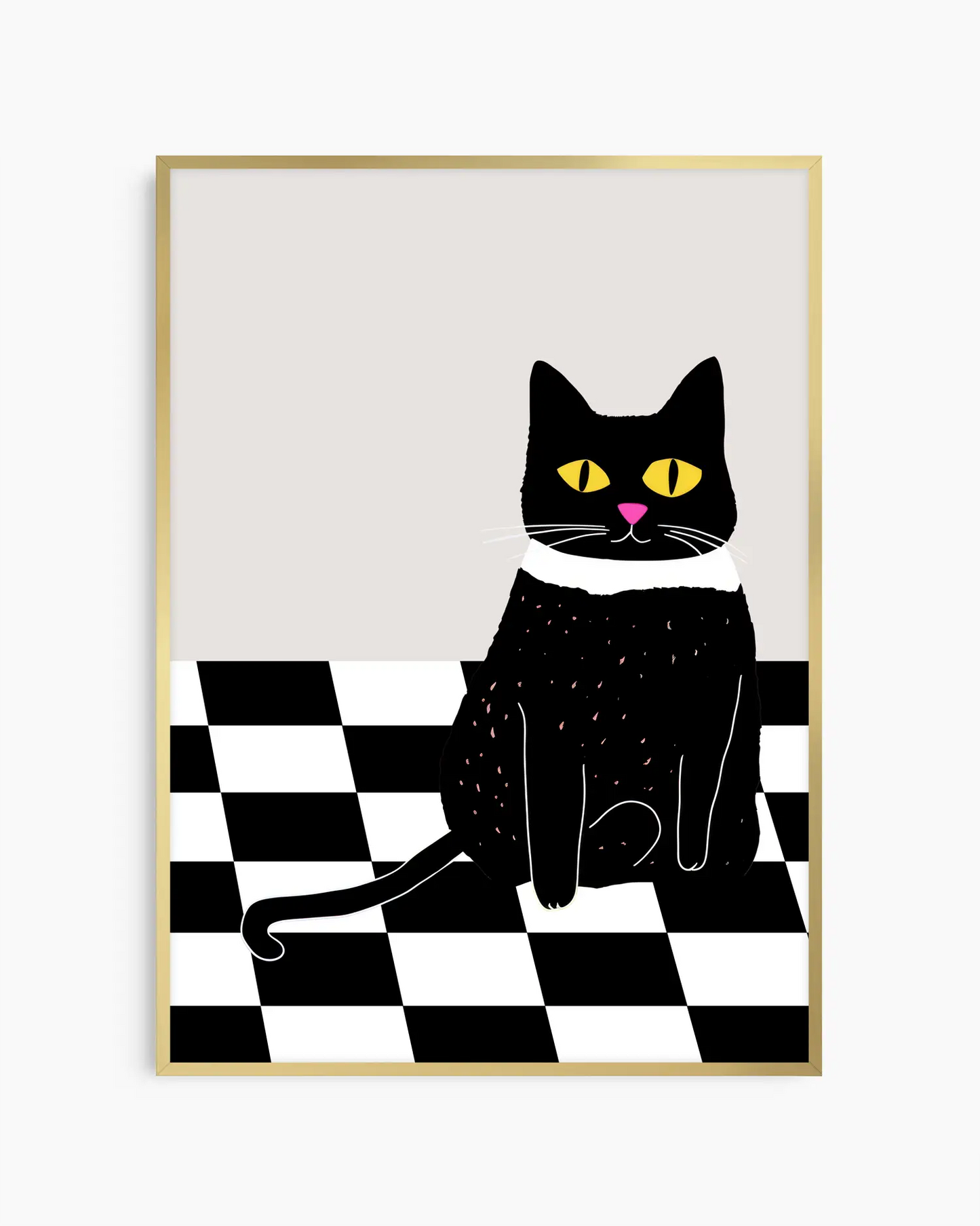 Barntavla med svart katt med gula ögon och rosa nos på svartvitt rutigt golv, inramad i guld aluminiumram. En modern och uttrycksfull väggdekoration.