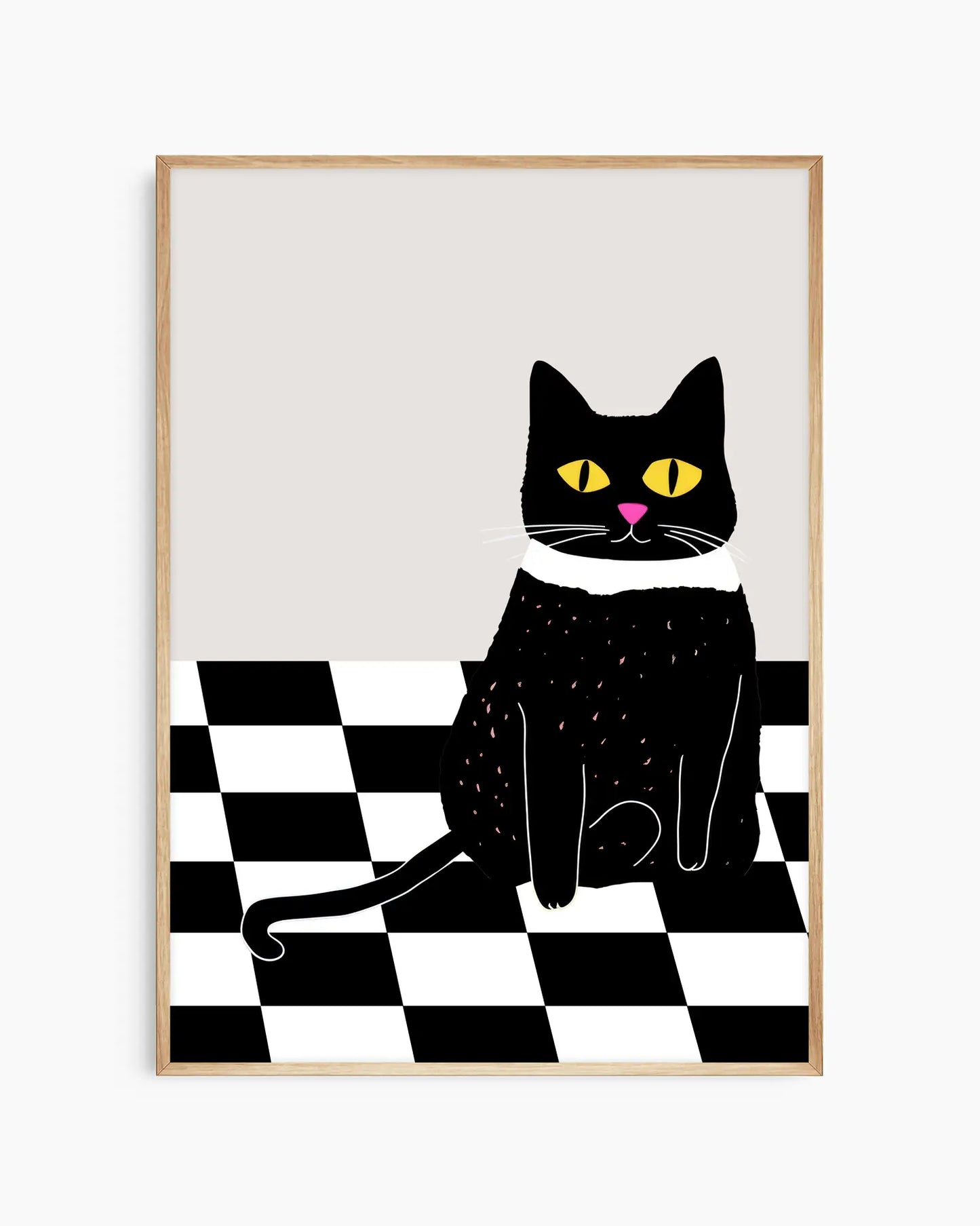 Barntavla med illustration av svart katt med gula ögon och vit hals på schackrutigt golv, inramad i ekram. En söt och grafisk väggdekoration med retroinspirerad känsla.
