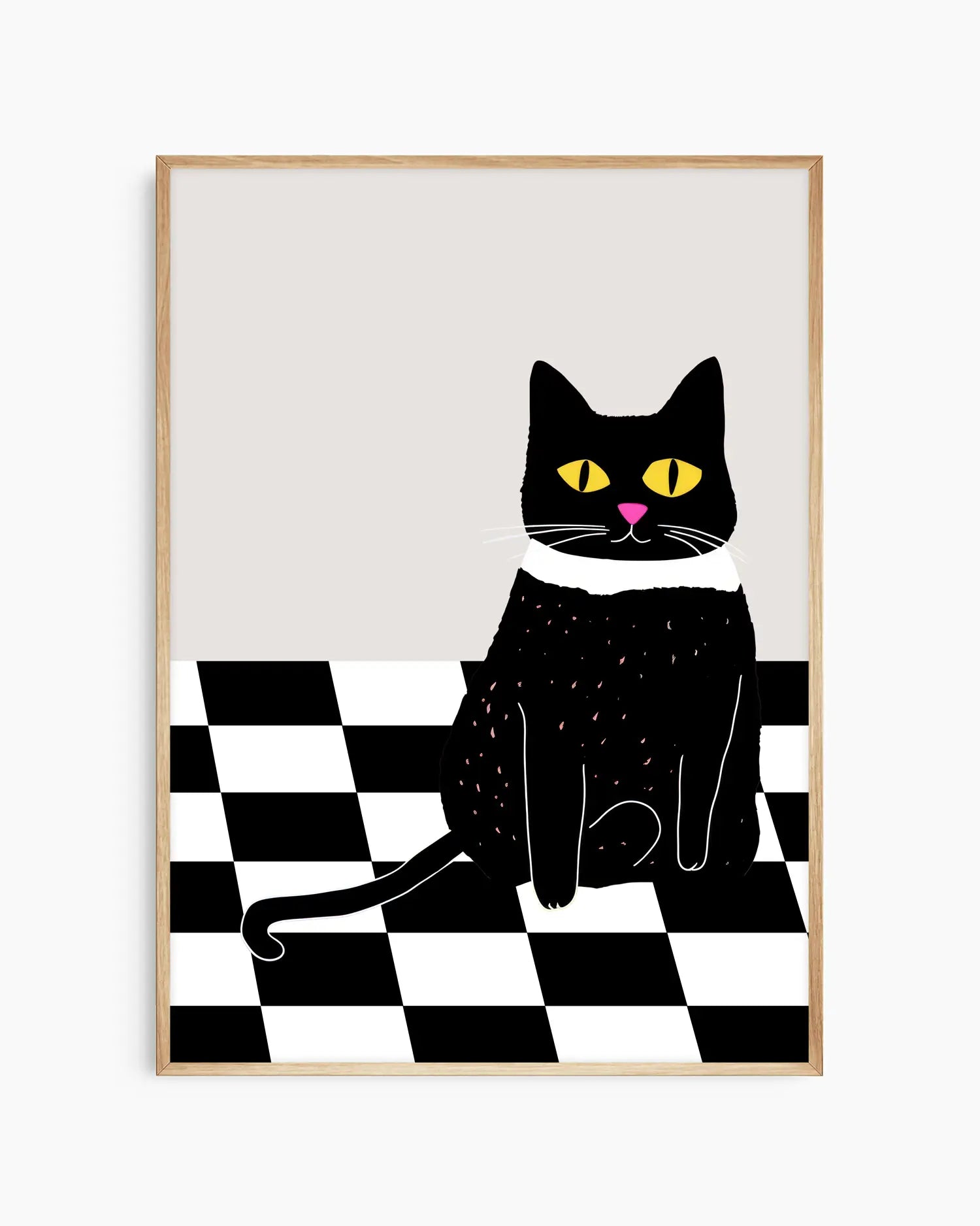 Barntavla med illustration av svart katt med gula ögon och vit hals på schackrutigt golv, inramad i ekram. En söt och grafisk väggdekoration med retroinspirerad känsla.