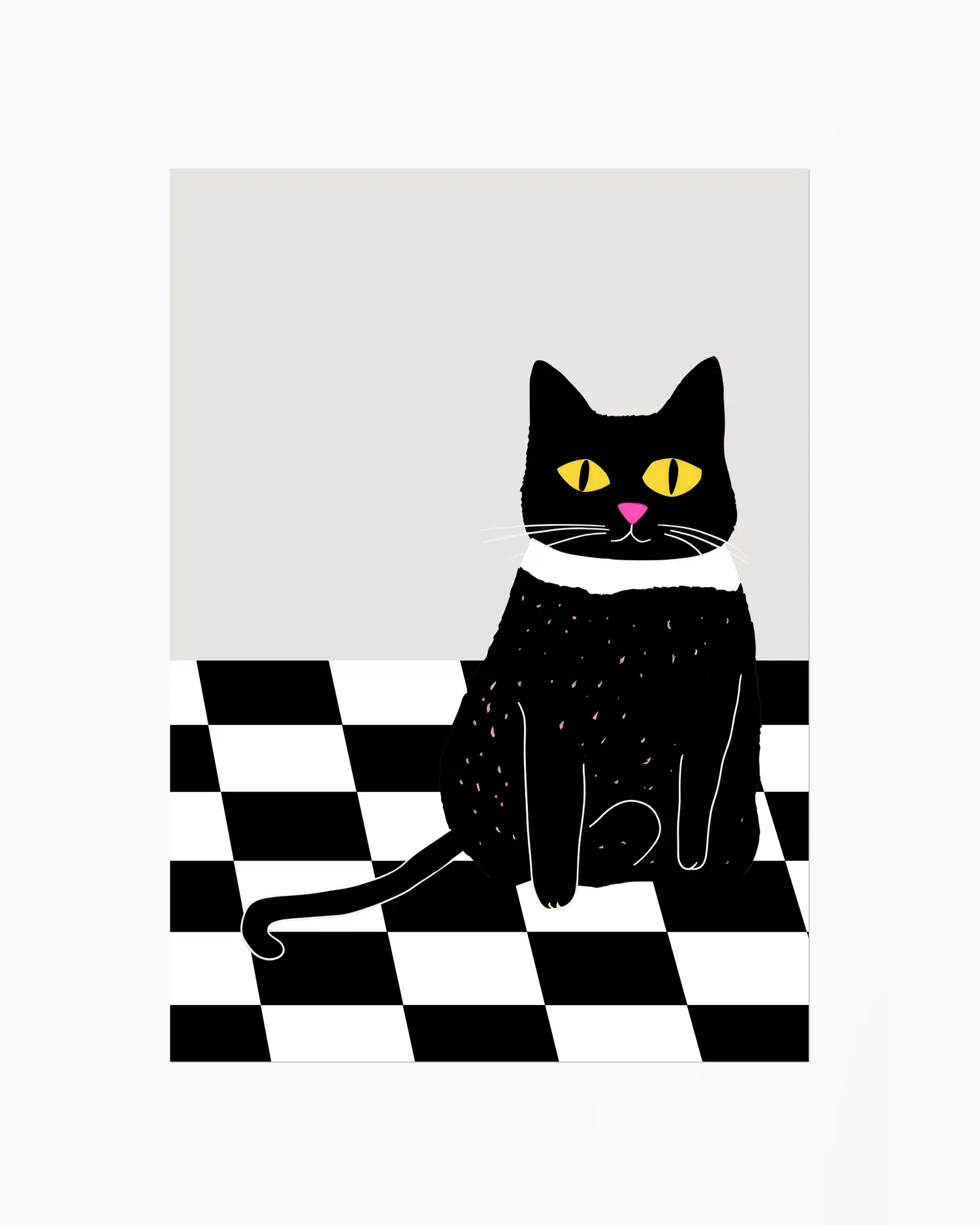 Barntavla med svart katt med gula ögon och vit krage sittande på svartvitt rutigt golv. En charmig och grafisk design med humoristisk känsla.
