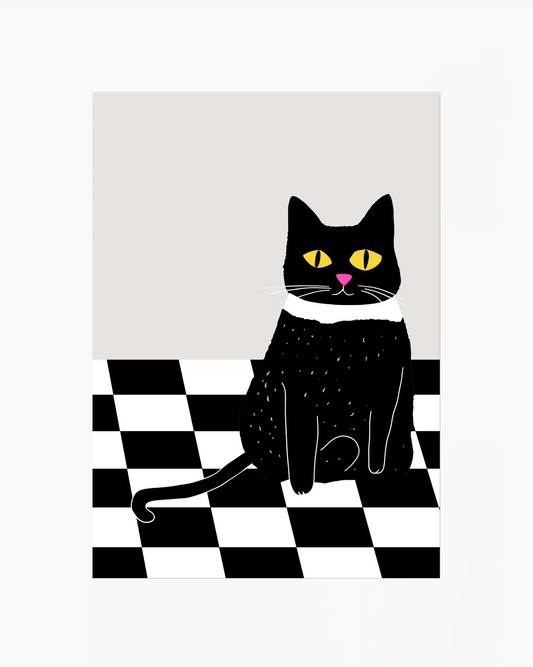 Barntavla med svart katt med gula ögon och vit krage sittande på svartvitt rutigt golv. En charmig och grafisk design med humoristisk känsla.