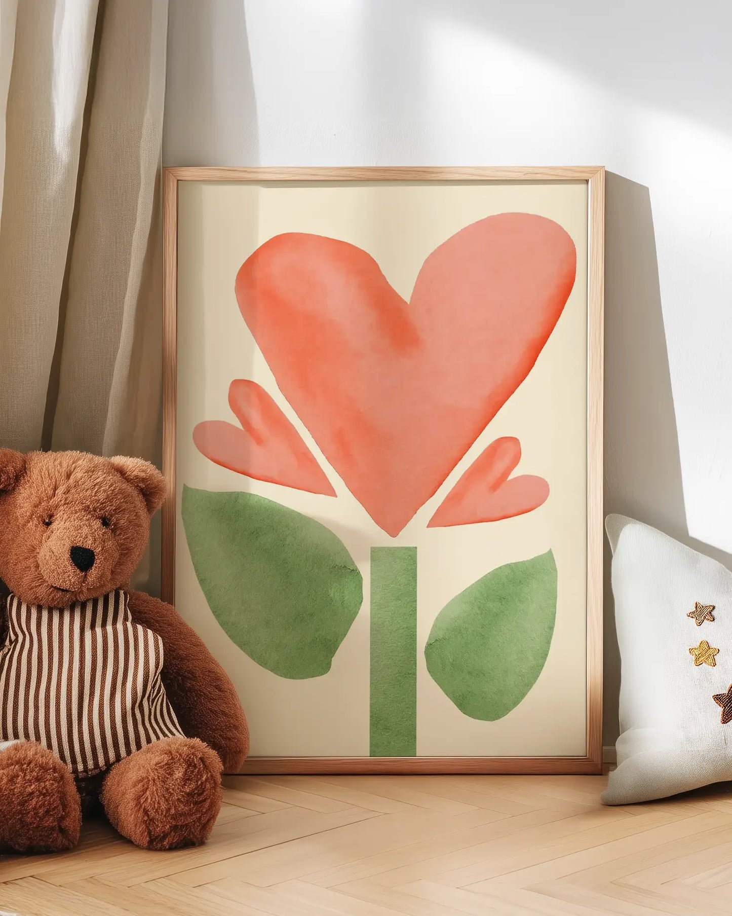 Barntavla med blomma med hjärtformade kronblad i akvarell lutad mot vägg bredvid nalle. En mjuk och kärleksfull väggdekoration för barnrummet.