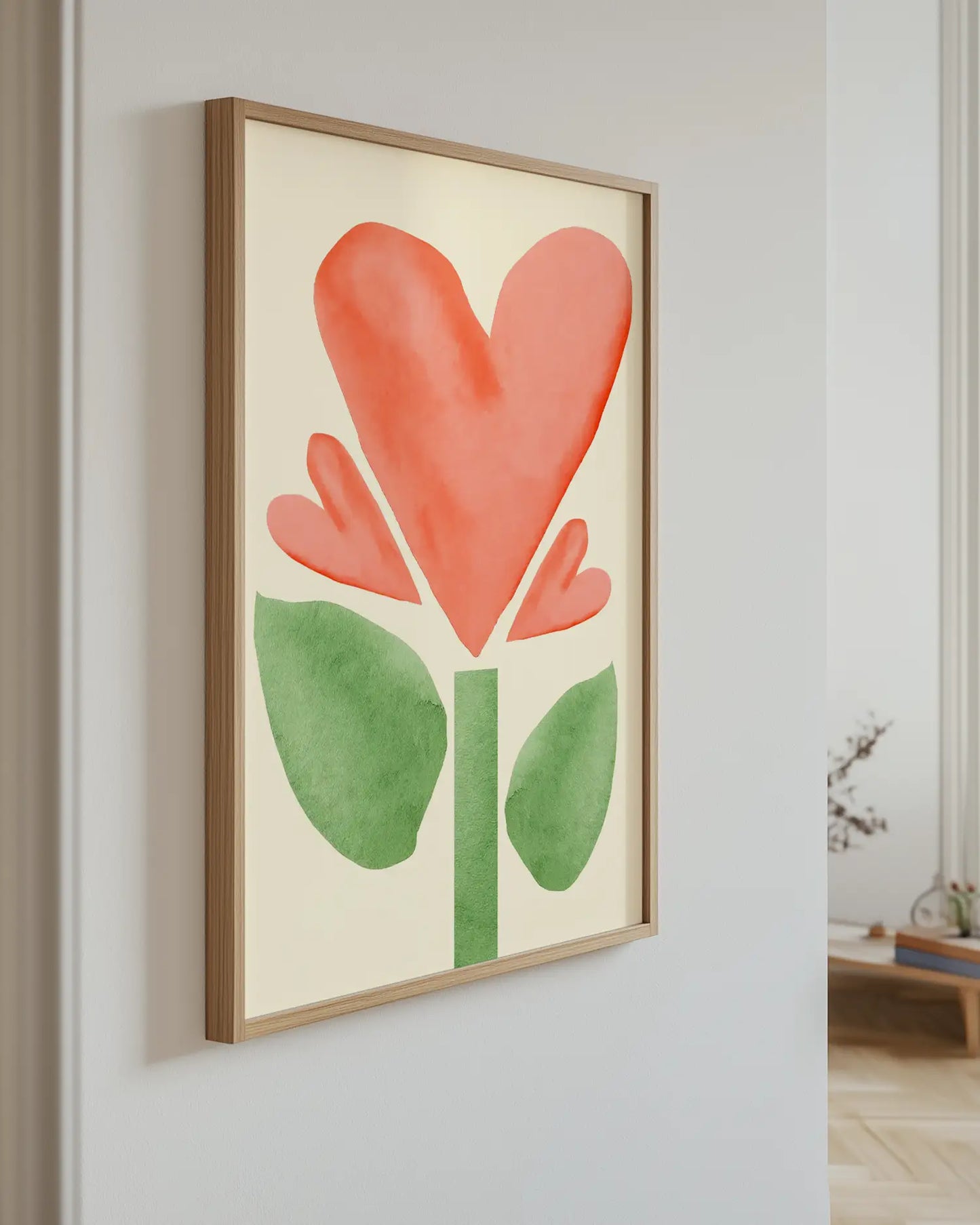 Barntavla med hjärtformad blomma i akvarell upphängd på vägg med ekram. En stilren och glad väggdekoration.