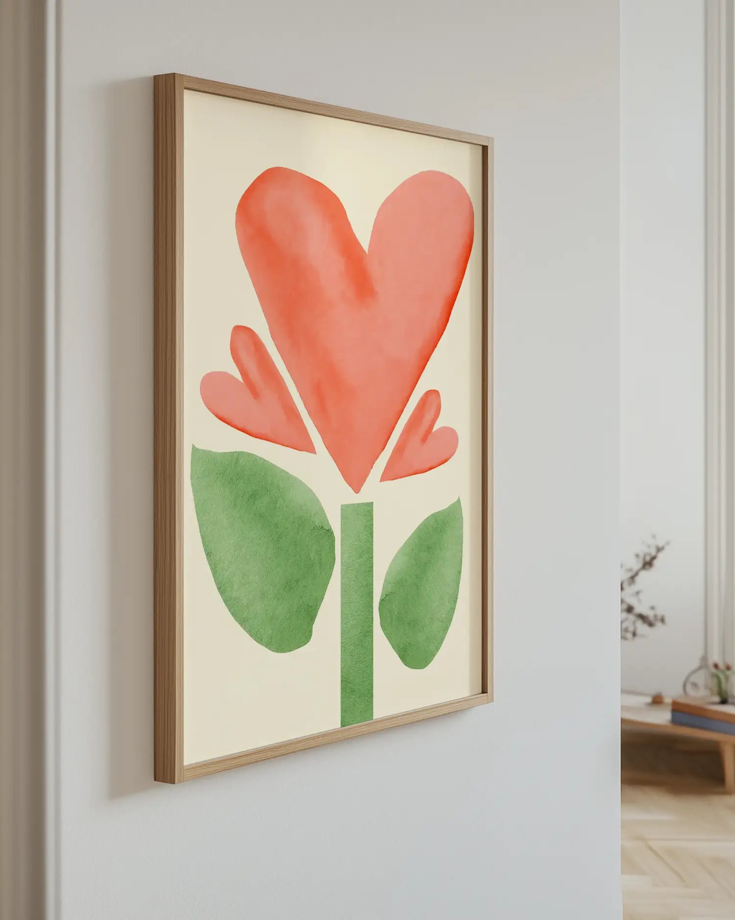 Barntavla med hjärtformad blomma i akvarell upphängd på vägg med ekram. En stilren och glad väggdekoration.