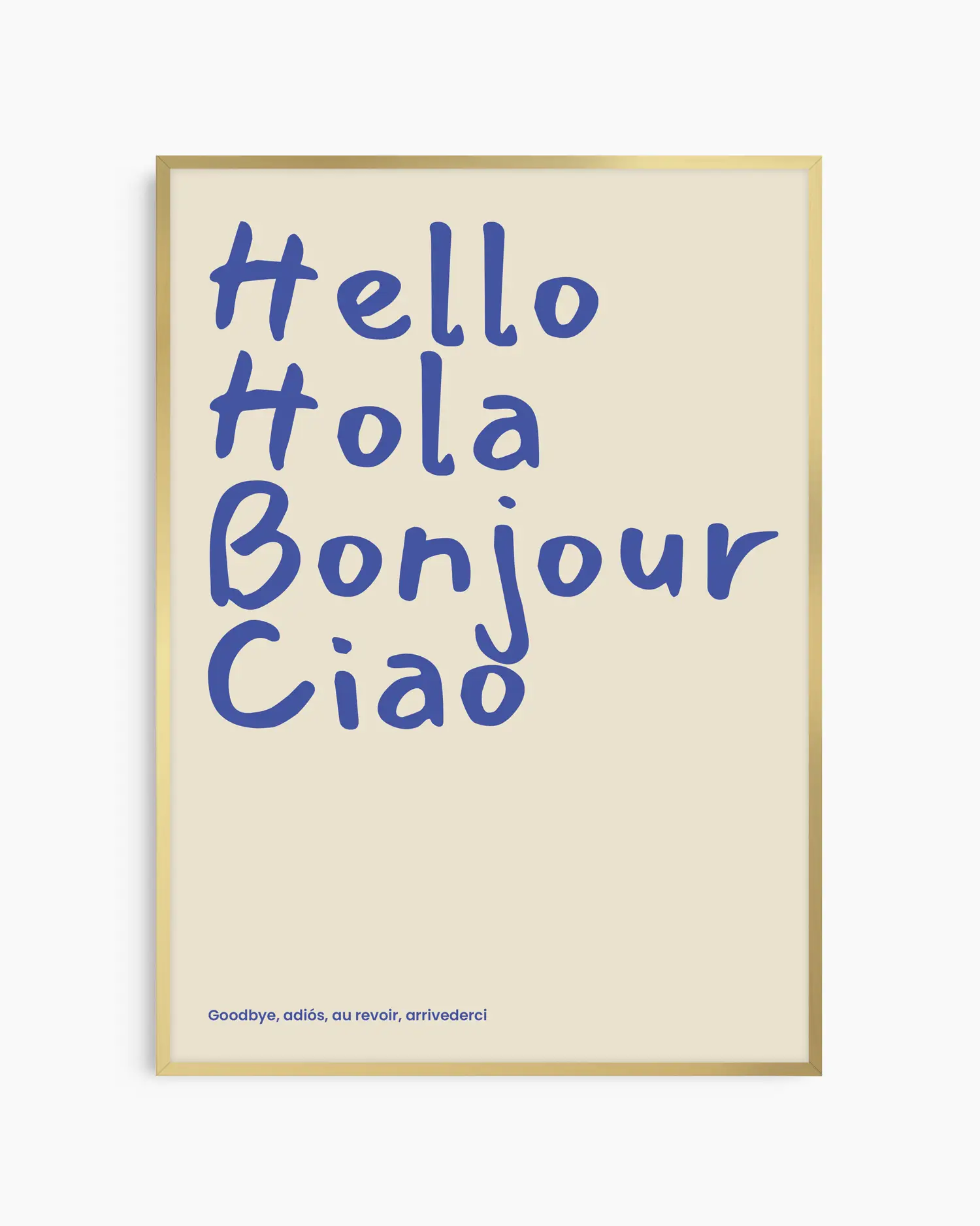 Barntavla med blå text “Hello Hola Bonjour Ciao” på beige bakgrund, inramad i guld aluminiumram. En stilfull och glad väggdekoration med internationell känsla.