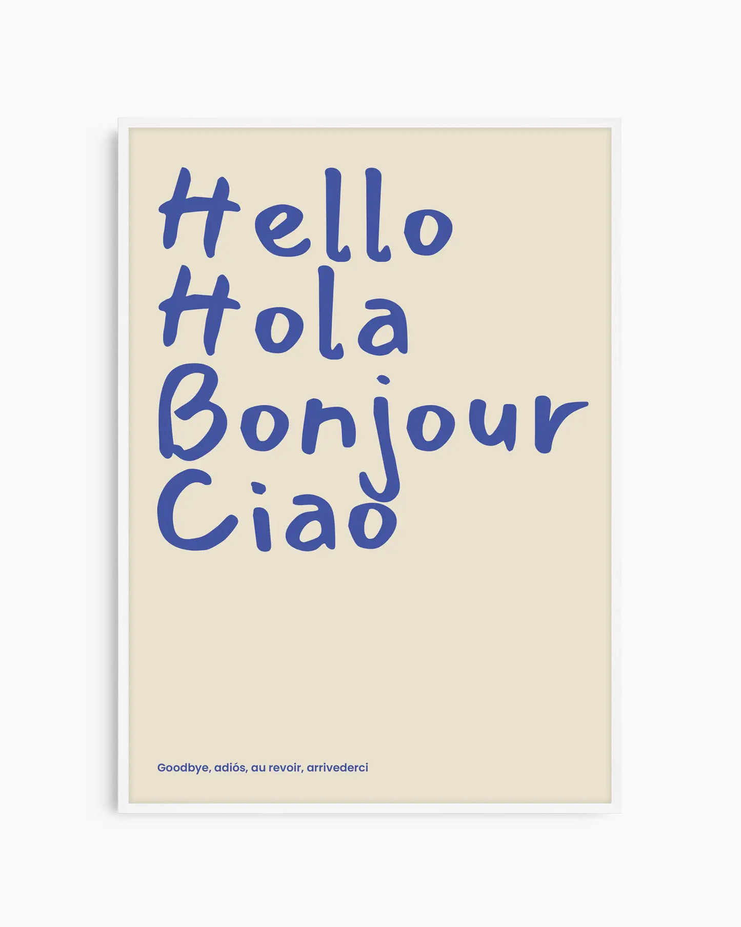 Barntavla med blå text “Hello Hola Bonjour Ciao” på beige bakgrund, inramad i vit träram. En lekfull och färgglad väggdekoration som passar i barnrummet.