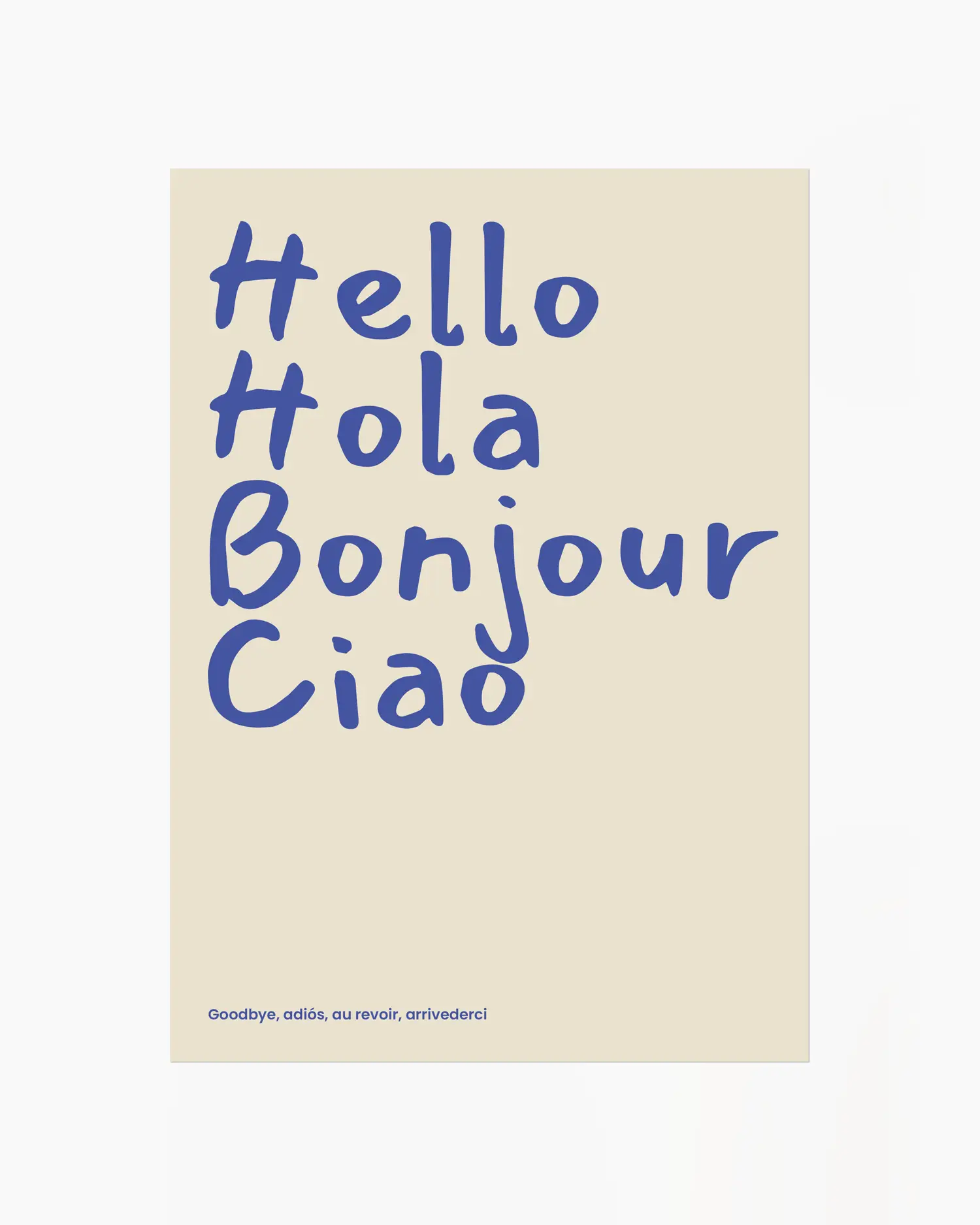 Barntavla med texten “Hello Hola Bonjour Ciao” i blå färg på beige bakgrund. En charmig och lekfull design som sprider språklig glädje.
