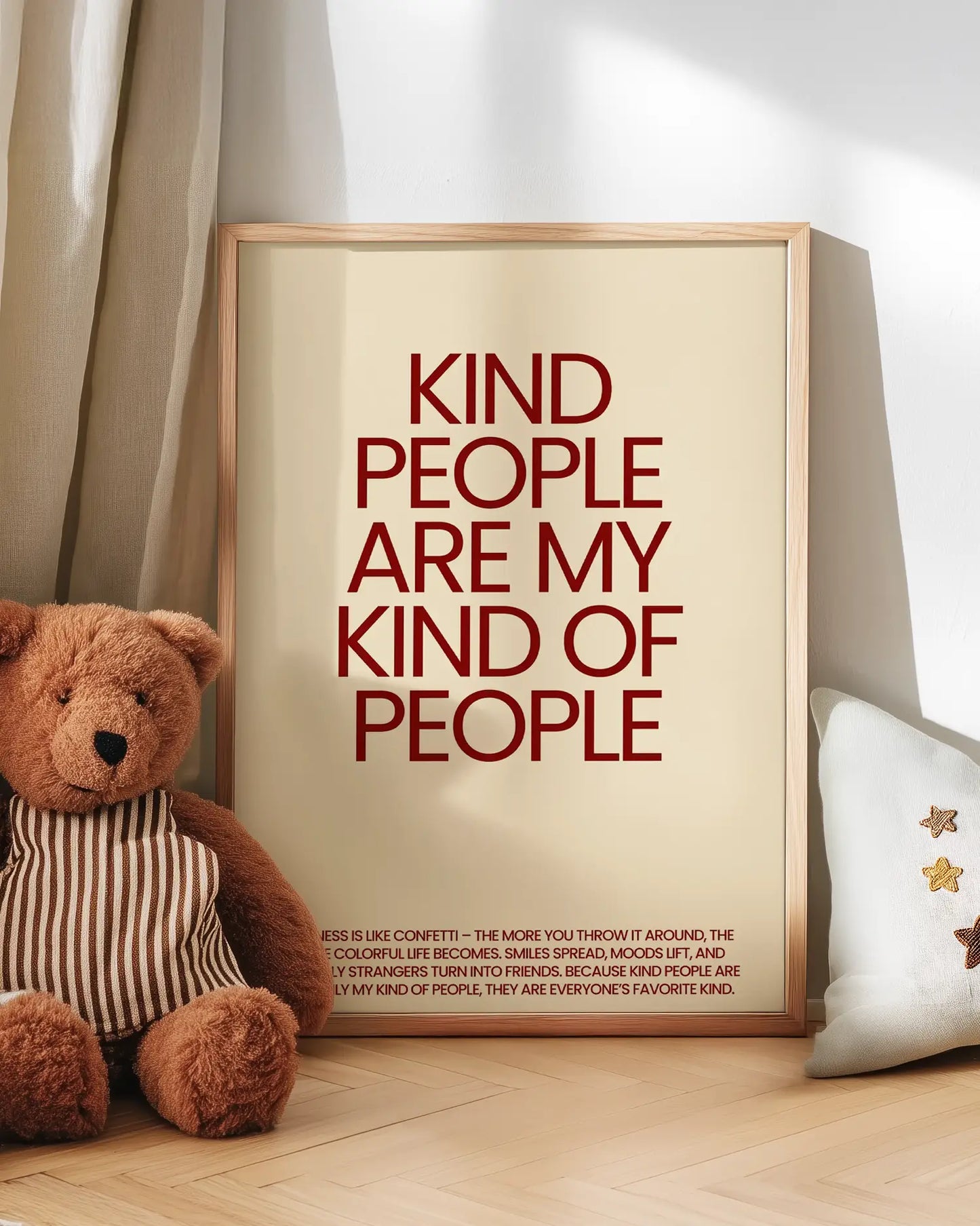 Barntavla med texten “Kind people are my kind of people” i mörkröd ton lutad mot vägg bredvid nalle. En varm och inspirerande väggdekoration som passar perfekt i barnrummet.