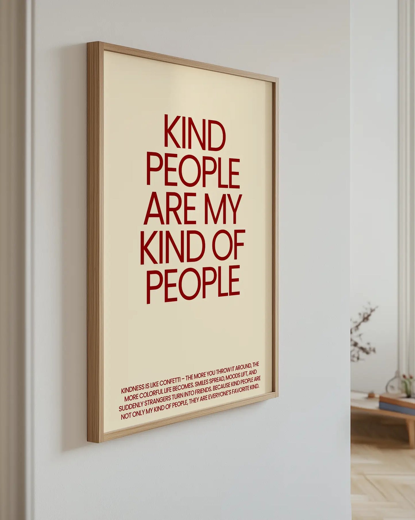 Barntavla med mörkröd text “Kind people are my kind of people” upphängd på vägg med ekram. En modern och harmonisk väggdekoration.
