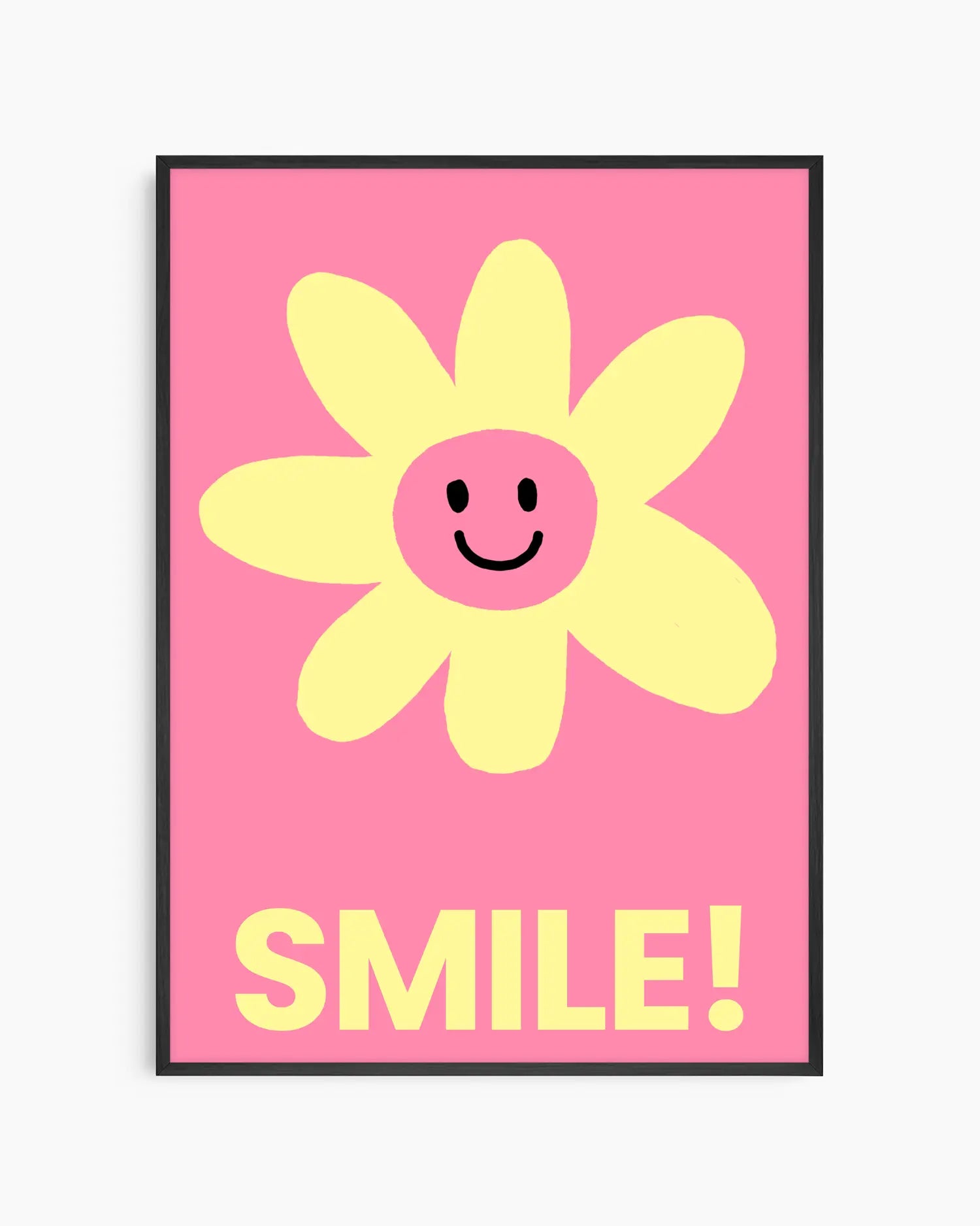 Barntavla med en gul blomma med leende ansikte och texten “SMILE!” i gult på rosa bakgrund, inramad i svart träram. En glad och färgglad väggdekoration som sprider glädje.
