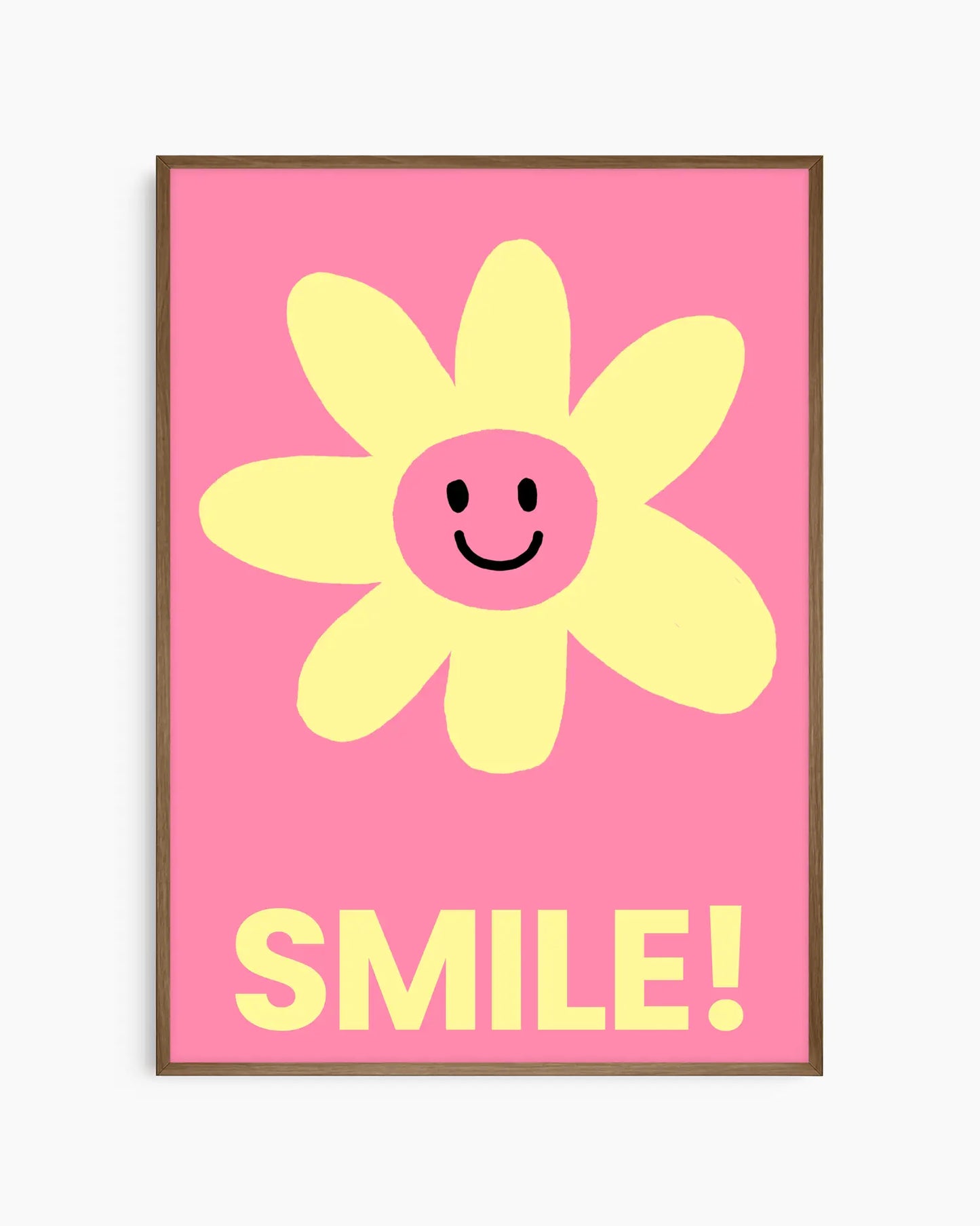 Barntavla med rosa bakgrund, gul blomma med smiley och texten “SMILE!” i gult, inramad i träram i mörk ek. En charmig och lekfull väggdekoration som passar i barnrum.