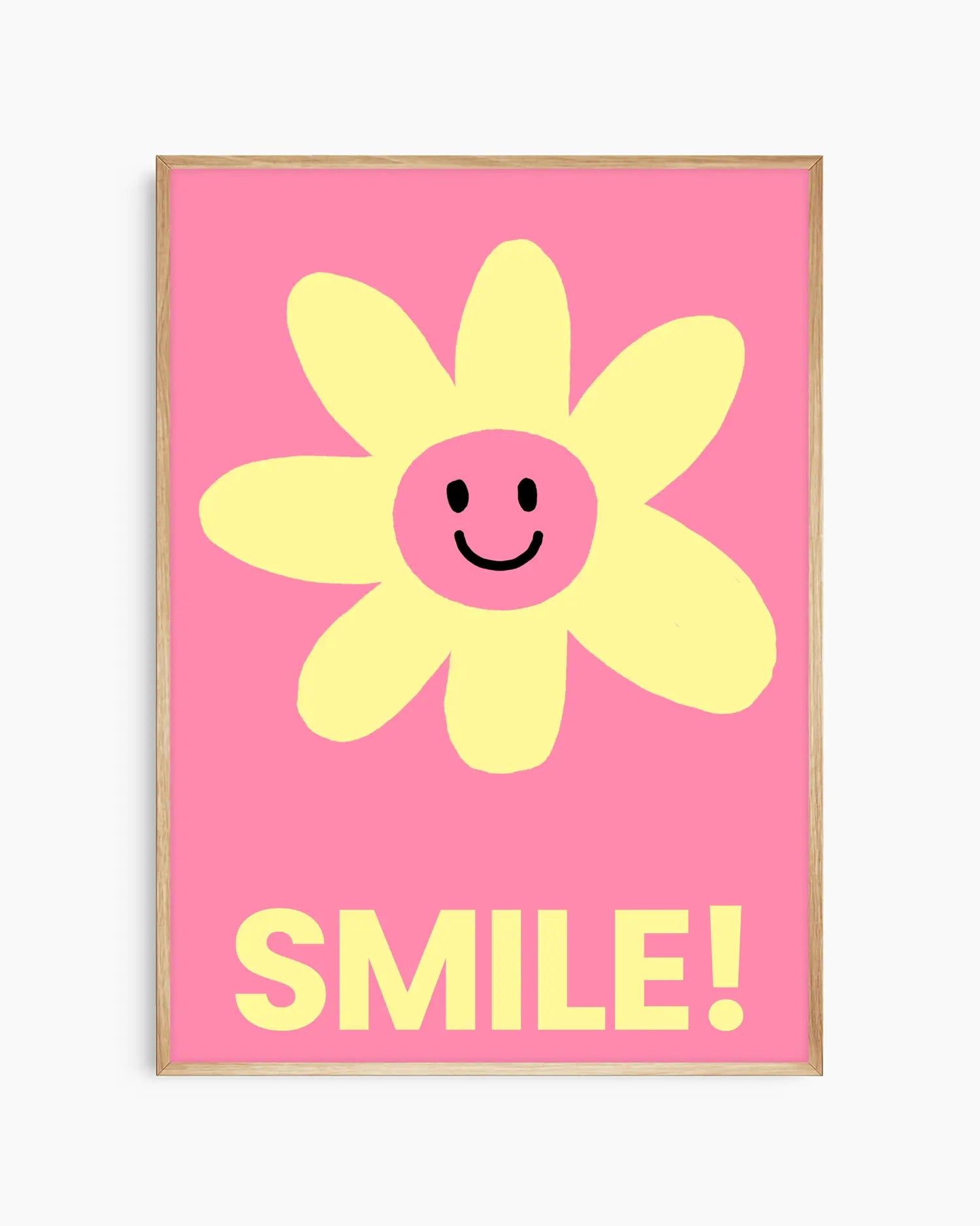 Barntavla med rosa bakgrund och gul blomma med leende ansikte ovanför texten “SMILE!”, inramad i ekram. En varm och positiv väggdekoration som sprider energi.