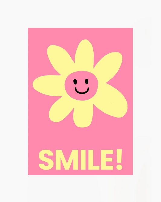Barntavla med gul blomma med leende ansikte och texten “SMILE!” i gult på rosa bakgrund. En färgglad och glad design som sprider positivitet.