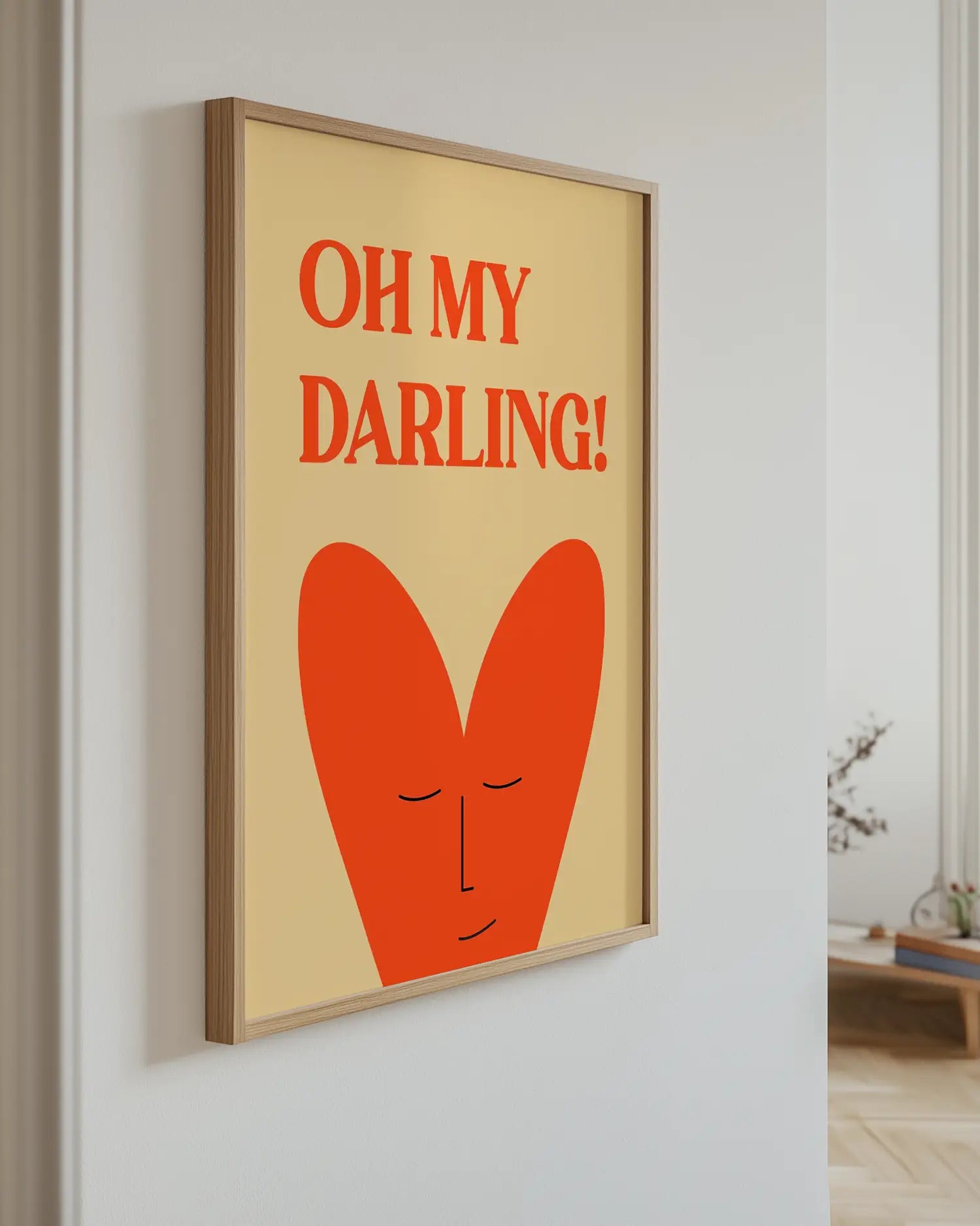 Barntavla med beige bakgrund och rödorange text “OH MY DARLING!” upphängd på vägg med ekram. En modern och charmig väggdekoration.