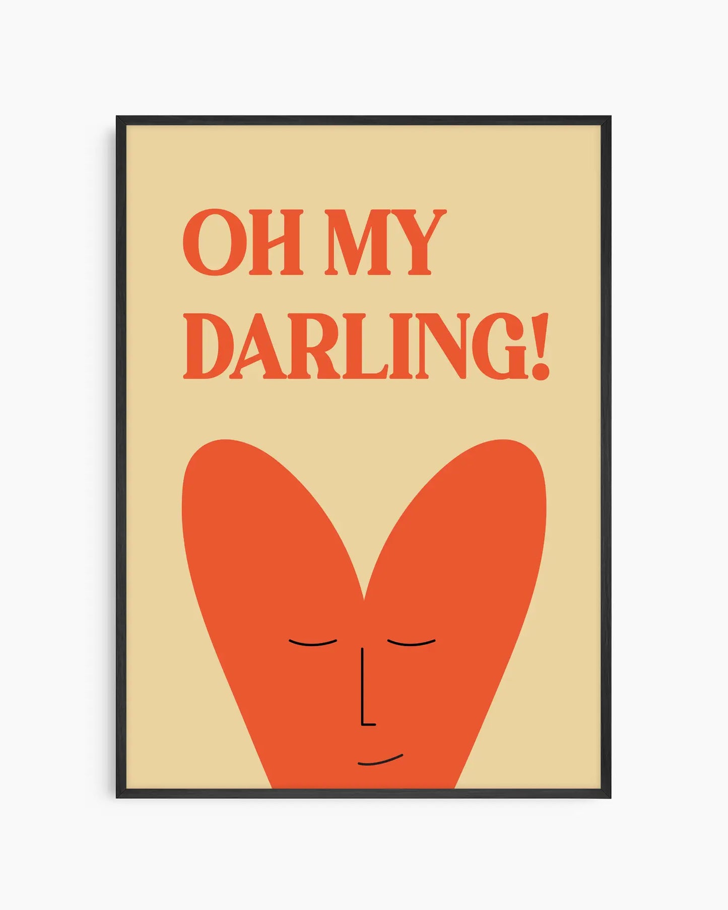 Barntavla med texten “OH MY DARLING!” i rödorange ton ovanför ett hjärta med ett leende ansikte, på beige bakgrund och inramad i svart träram. En varm och kärleksfull väggdekoration.