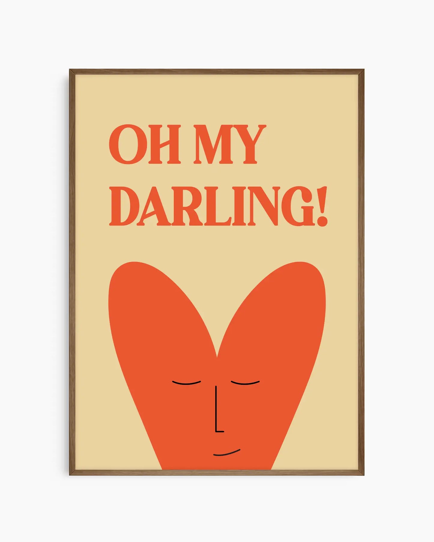 Barntavla med beige bakgrund, rödorange text “OH MY DARLING!” och hjärta med ansikte, inramad i träram i mörk ek. En charmig och mjuk väggdekoration som sprider värme.