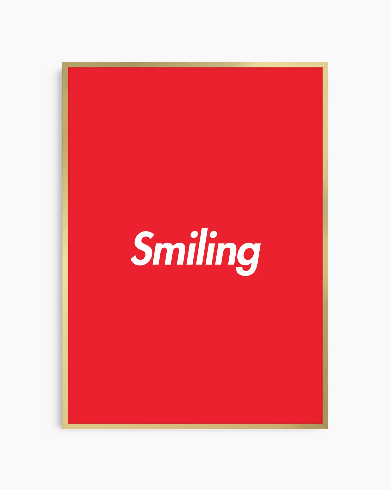 Barntavla med ordet “Smiling” i vitt på röd bakgrund, inramad i guld aluminiumram. En modern och upplyftande väggdekoration med varm ton.