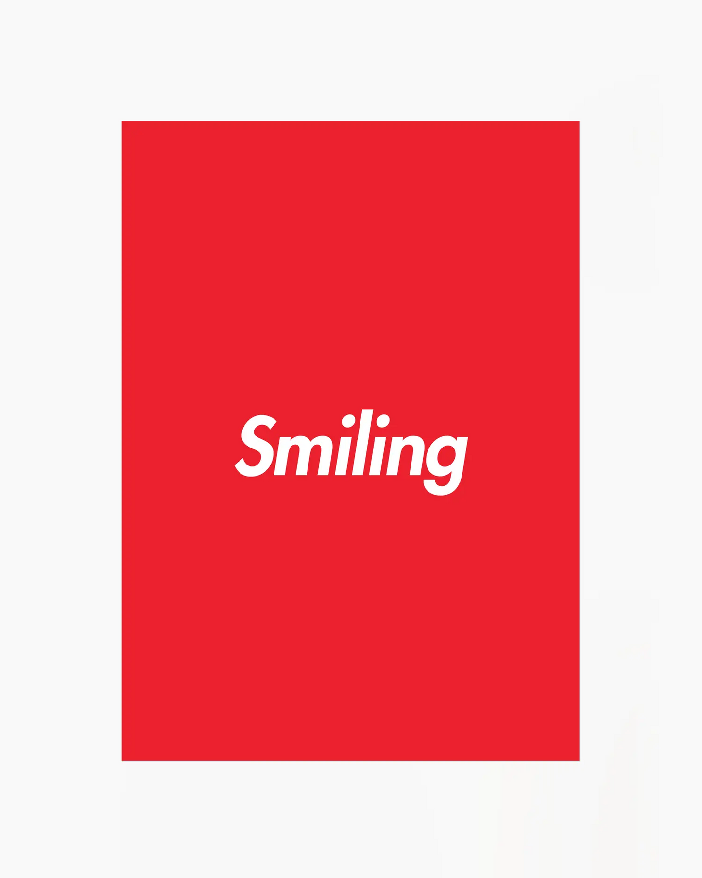 Barntavla med texten “Smiling” i vitt på röd bakgrund. En stilren och färgglad design med positiv känsla.
