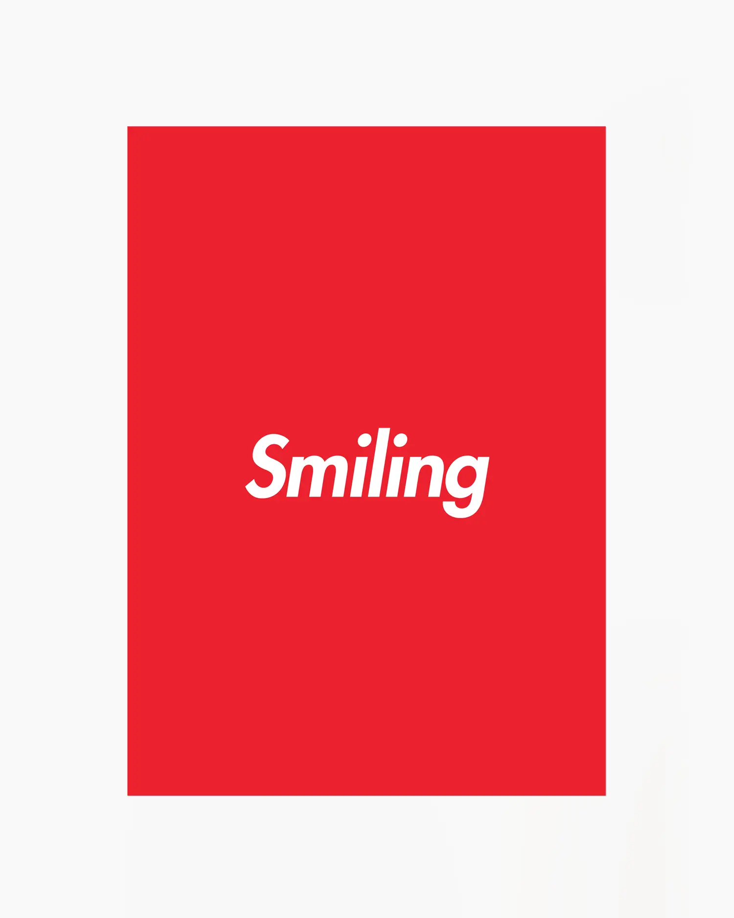 Barntavla med texten “Smiling” i vitt på röd bakgrund. En stilren och färgglad design med positiv känsla.