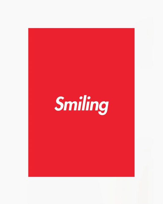 Barntavla med texten “Smiling” i vitt på röd bakgrund. En stilren och färgglad design med positiv känsla.