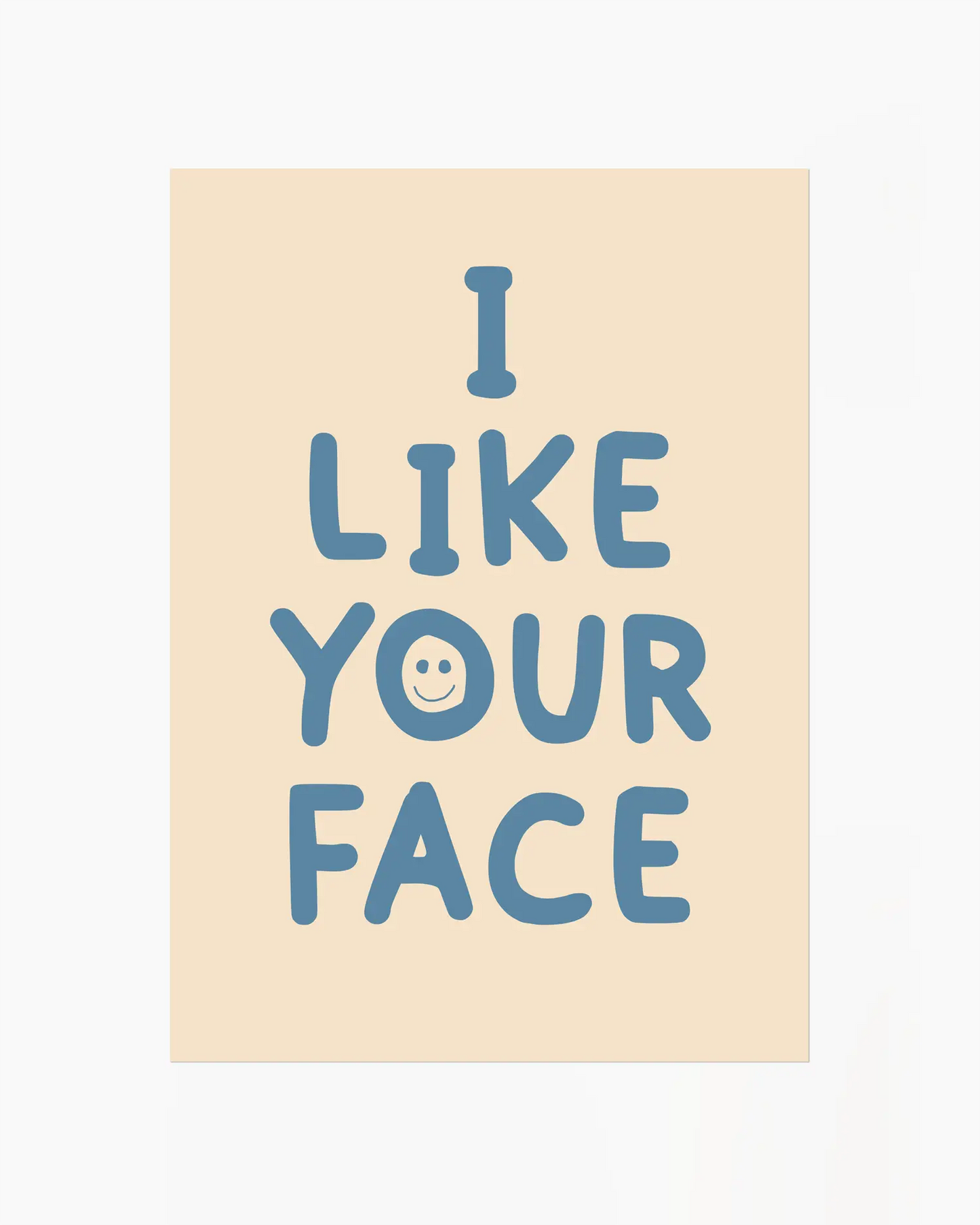 Barntavla med beige bakgrund och blå text “I LIKE YOUR FACE” med smiley. En enkel och charmig design med glad och kärleksfull känsla.